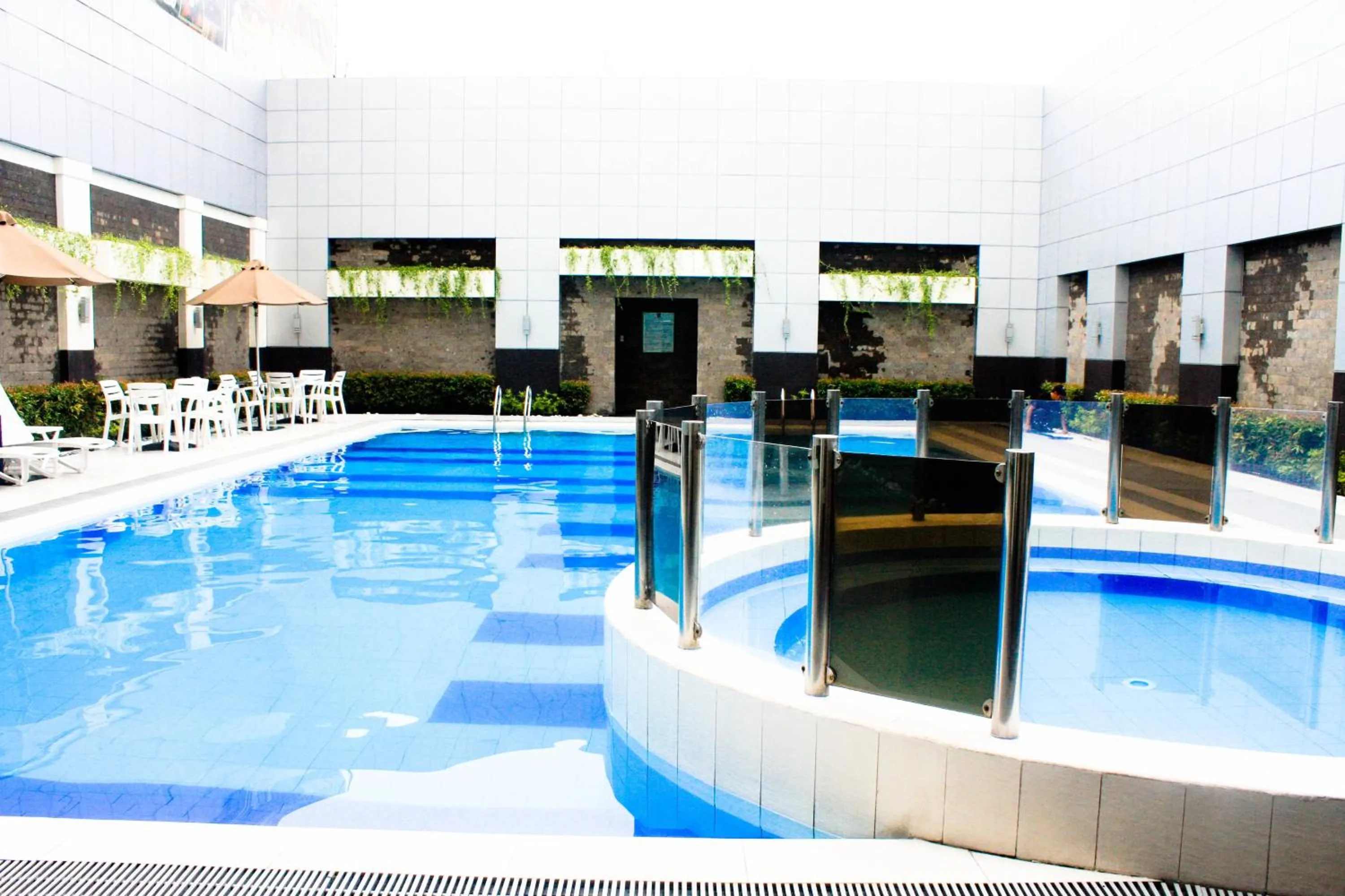 Swimming pool in Manila Grand Opera Hotel
