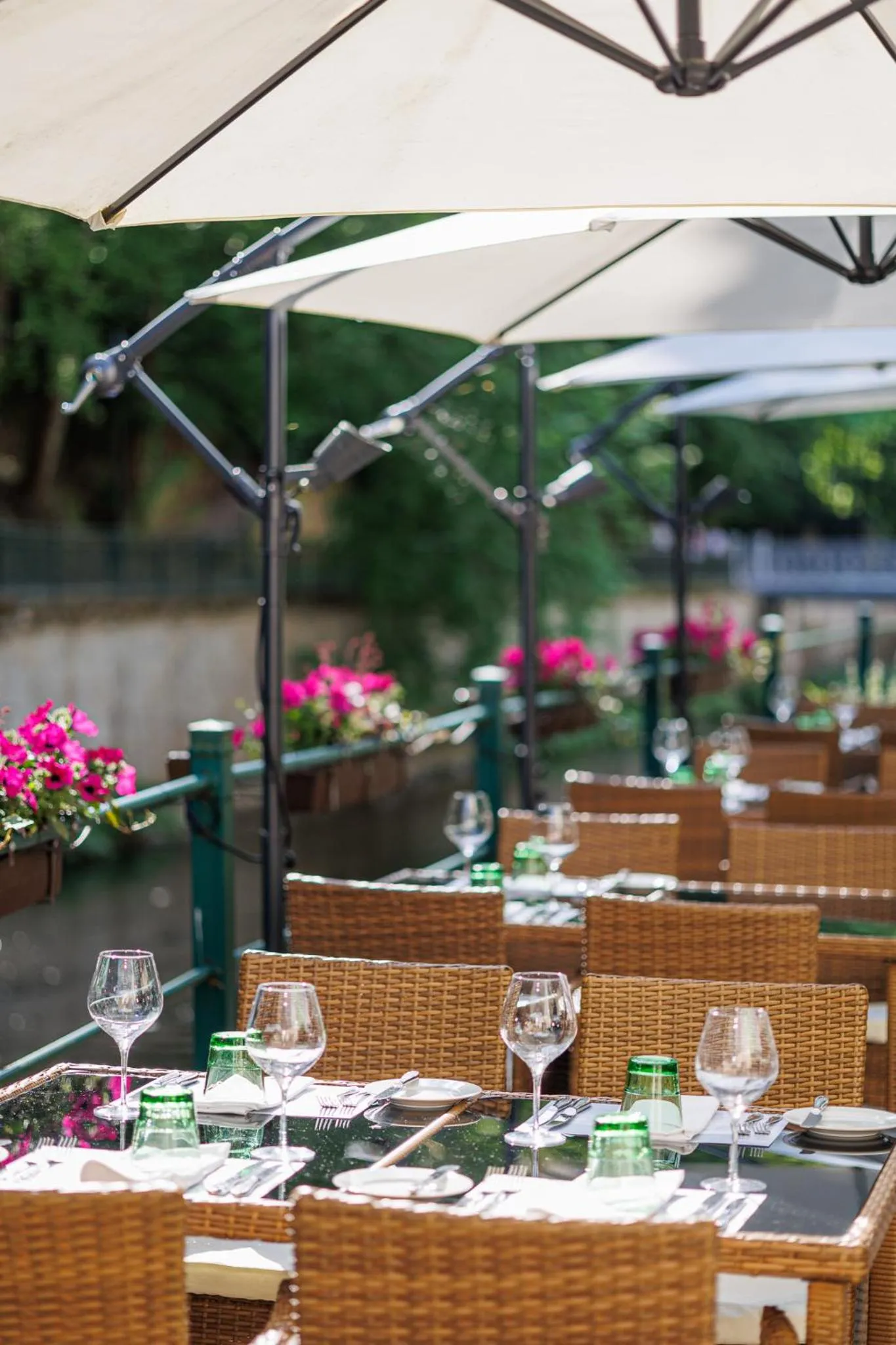 Restaurant/places to eat in Villa Basileia Riverside