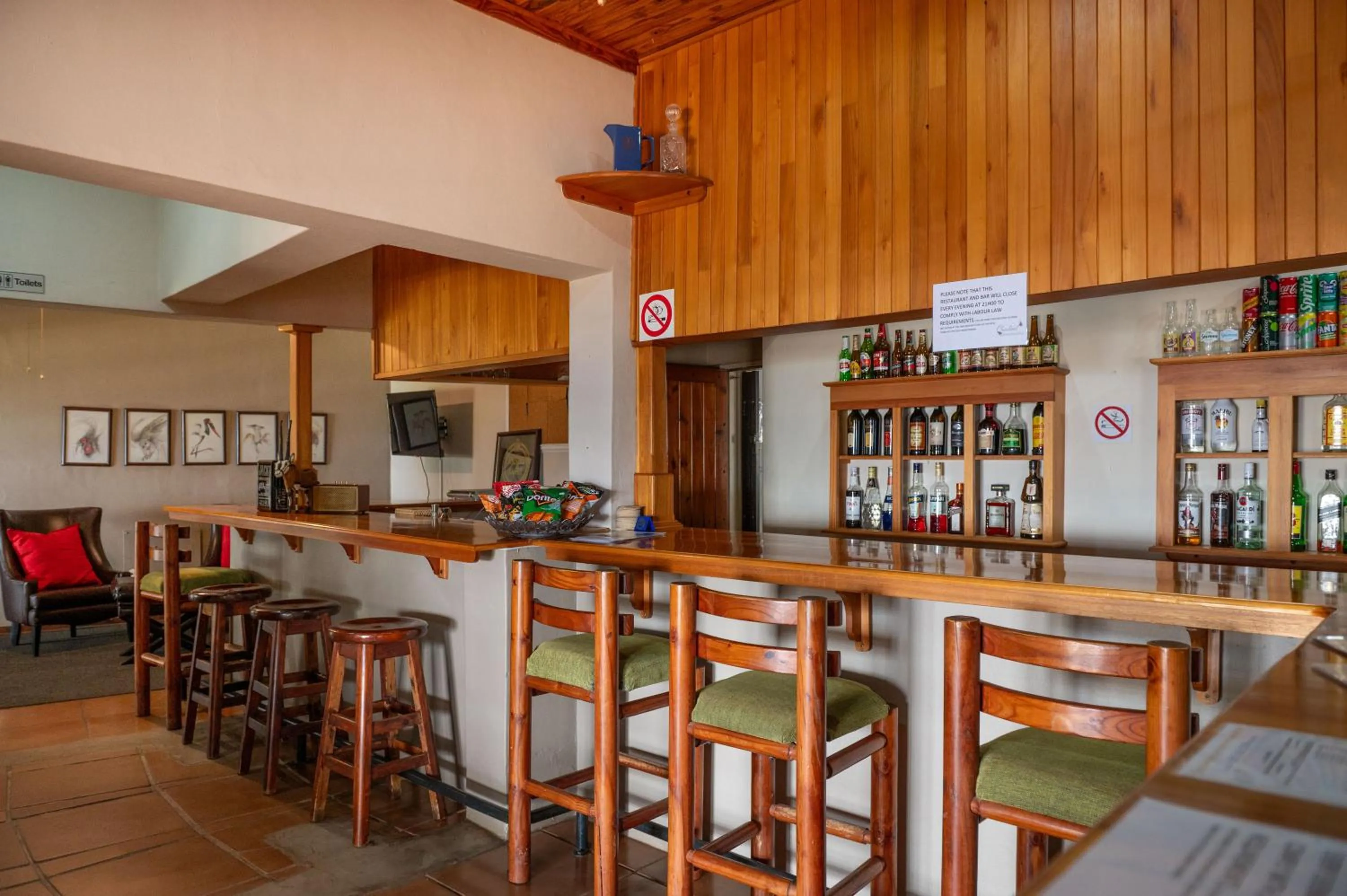Lounge or bar in Chestnut Country Lodge