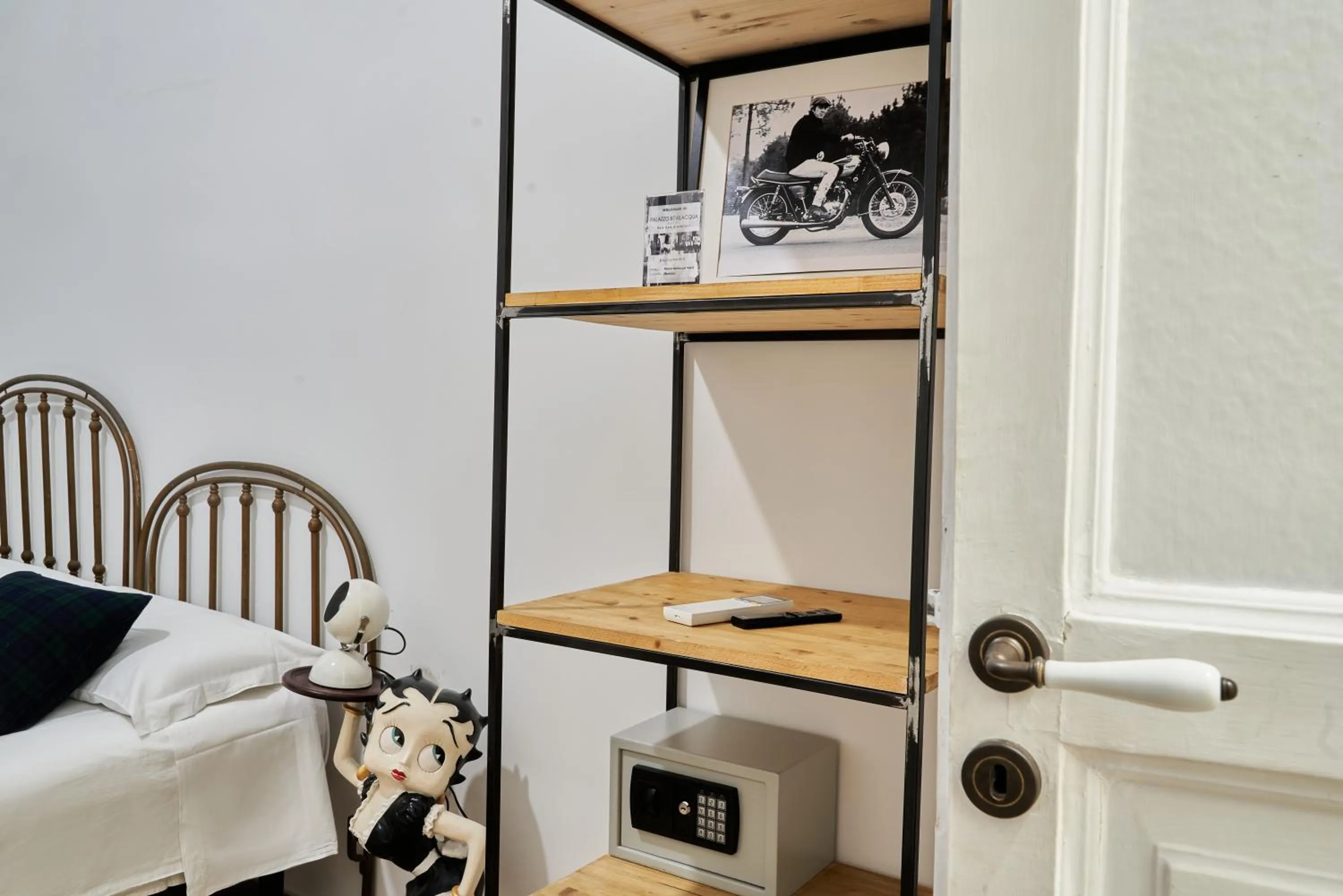 Photo of the whole room in Palazzo Bevilacqua Napoli B&B