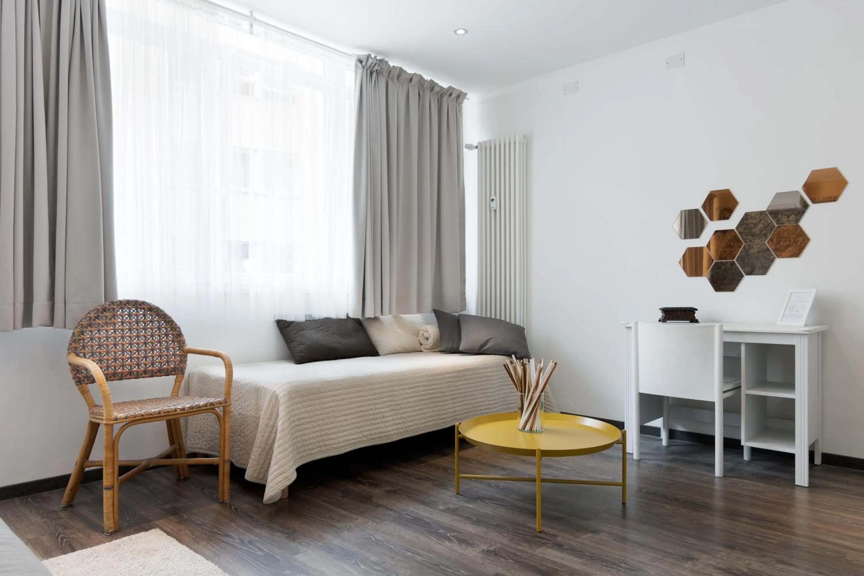 Photo of the whole room, Bed in Francis Superior Rooms