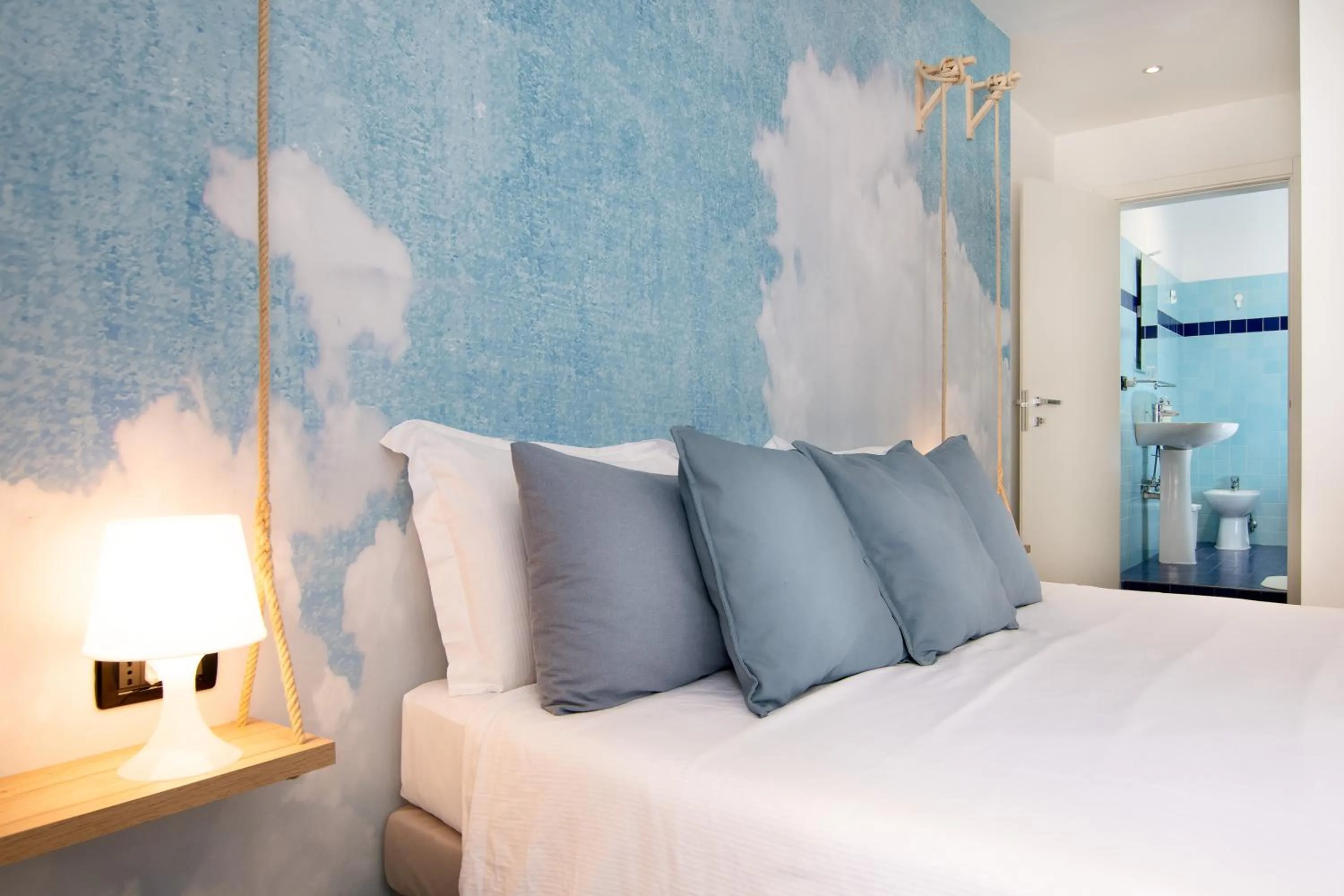 Shower, Bed in Francis Superior Rooms