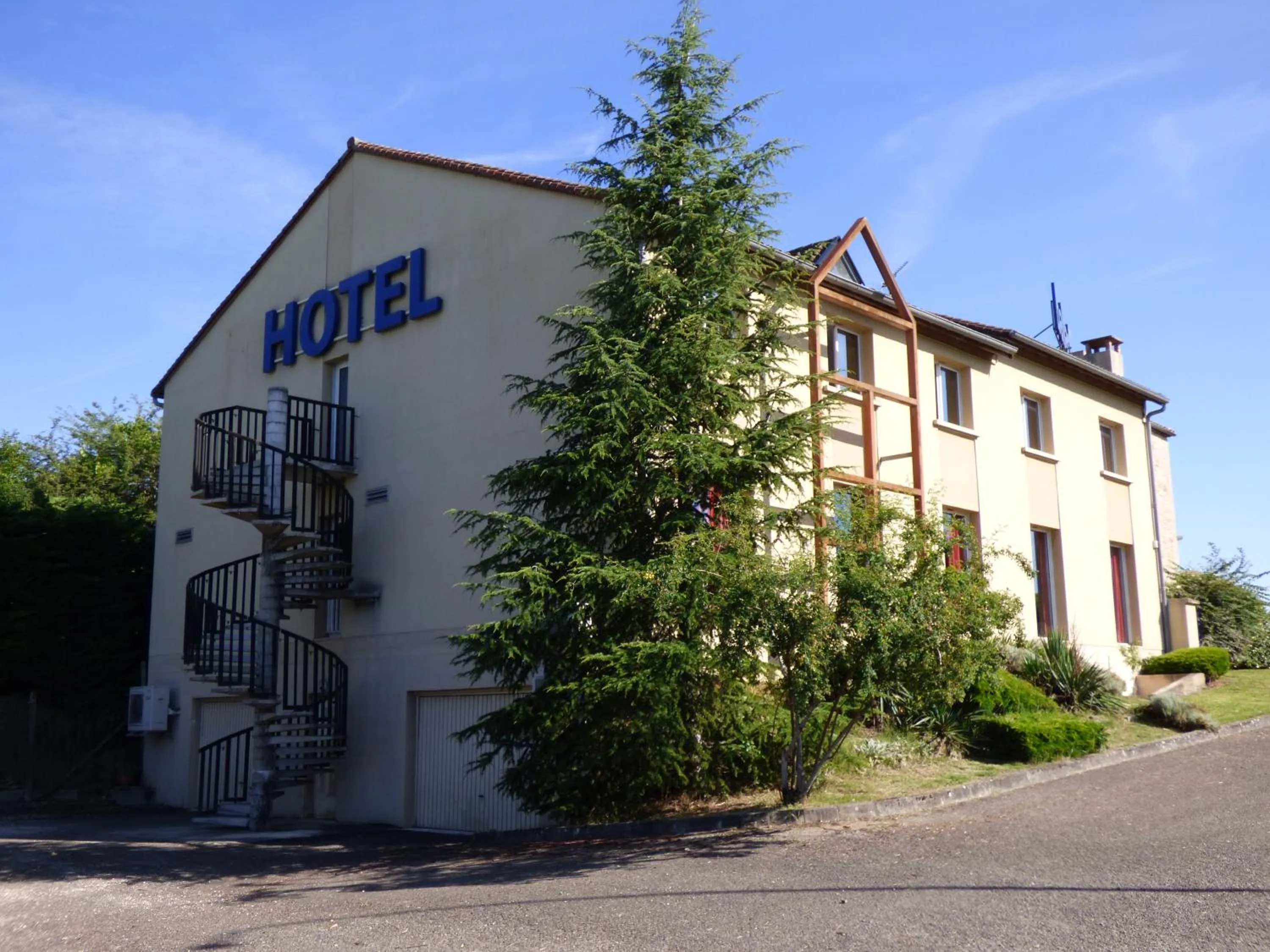 Facade/entrance in inspiration by balladins Villefranche-de-Rouergue