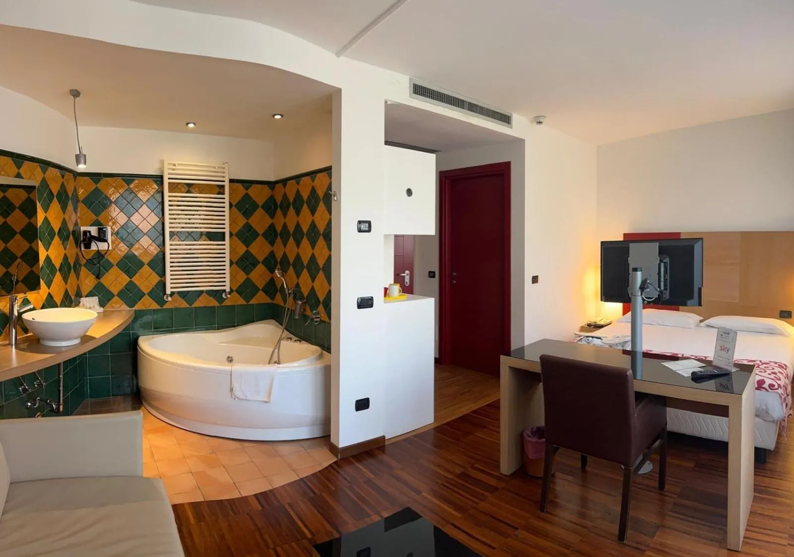 Hot Tub, Bed in Cascina Scova Resort