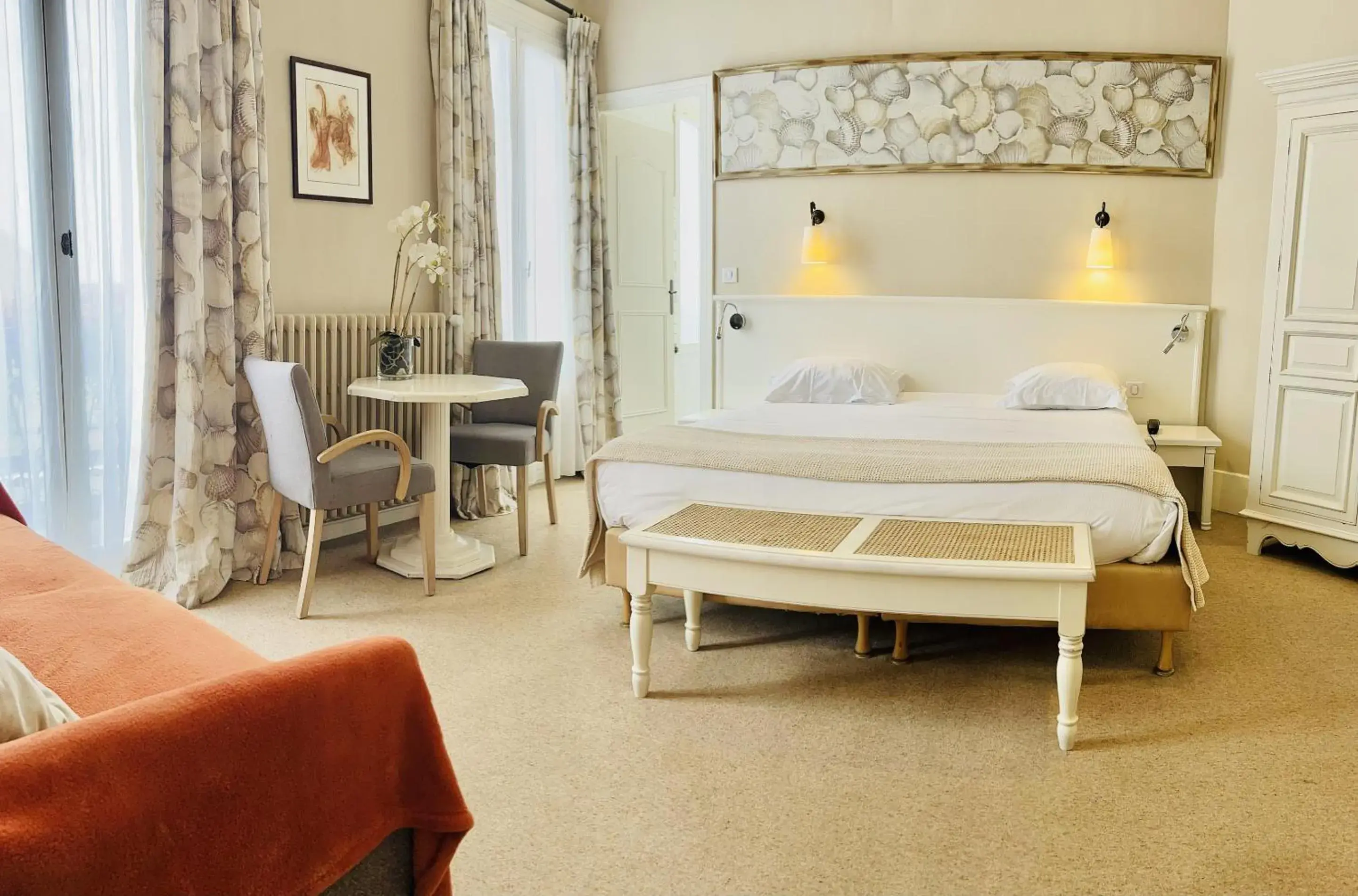 Superior Double Room with Harbor View in Hotel & Restaurant LE CENTRAL TROUVILLE Superior Double Room with Harbor View in Hotel & Restaurant LE CENTRAL TROUVILLE