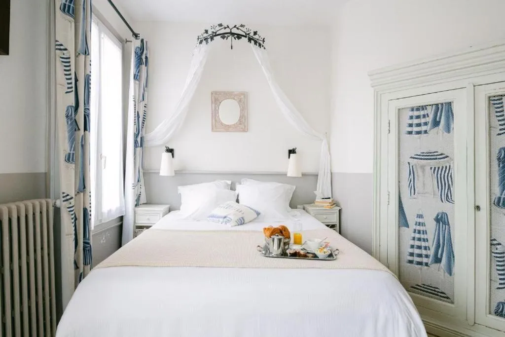Bedroom, Bed in Hotel & Restaurant LE CENTRAL TROUVILLE