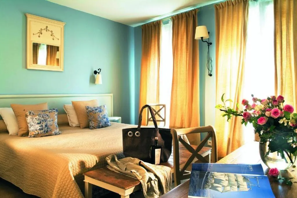 Bedroom, Bed in Hotel & Restaurant LE CENTRAL TROUVILLE