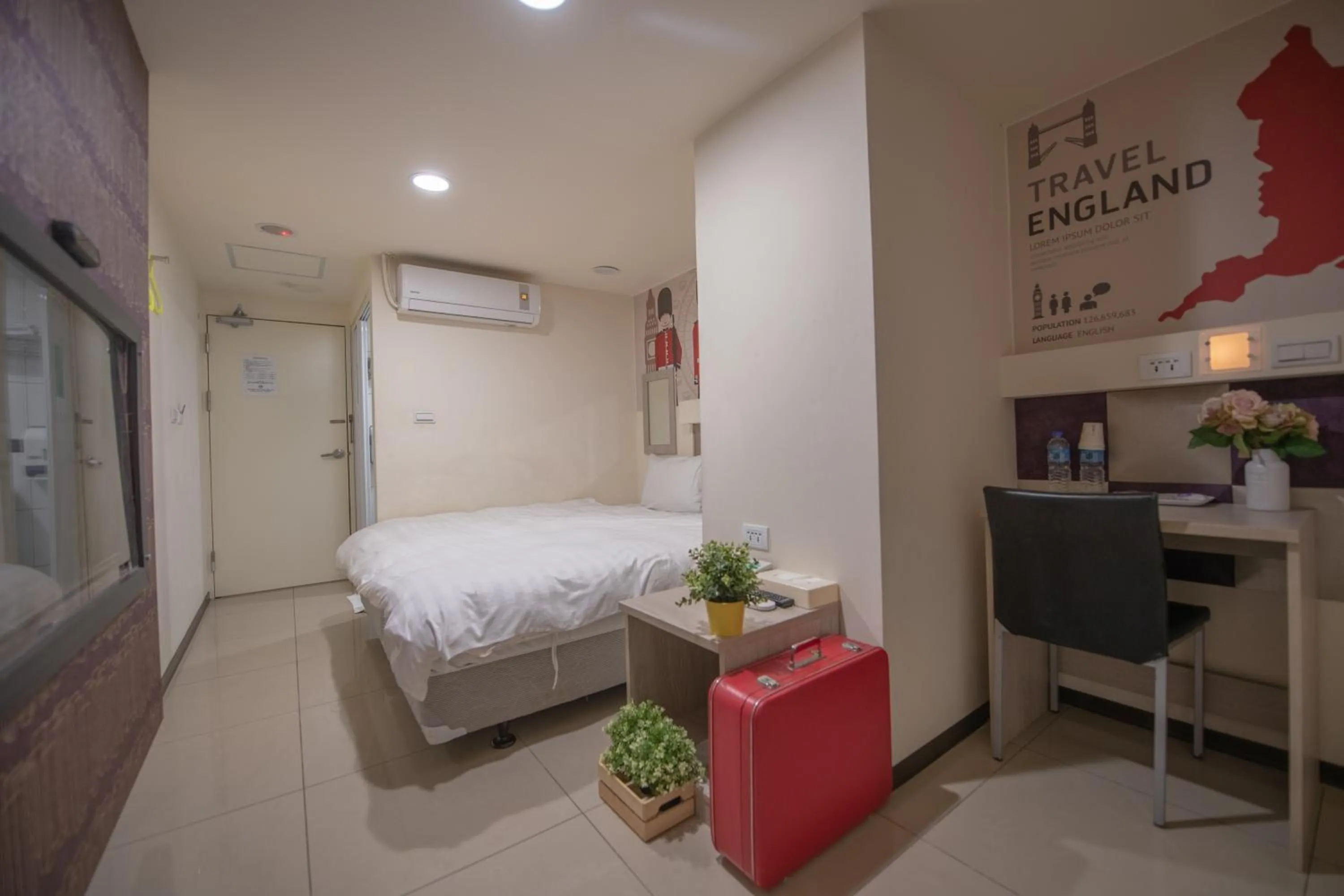 Photo of the whole room, Bed in England Vacation Hotel