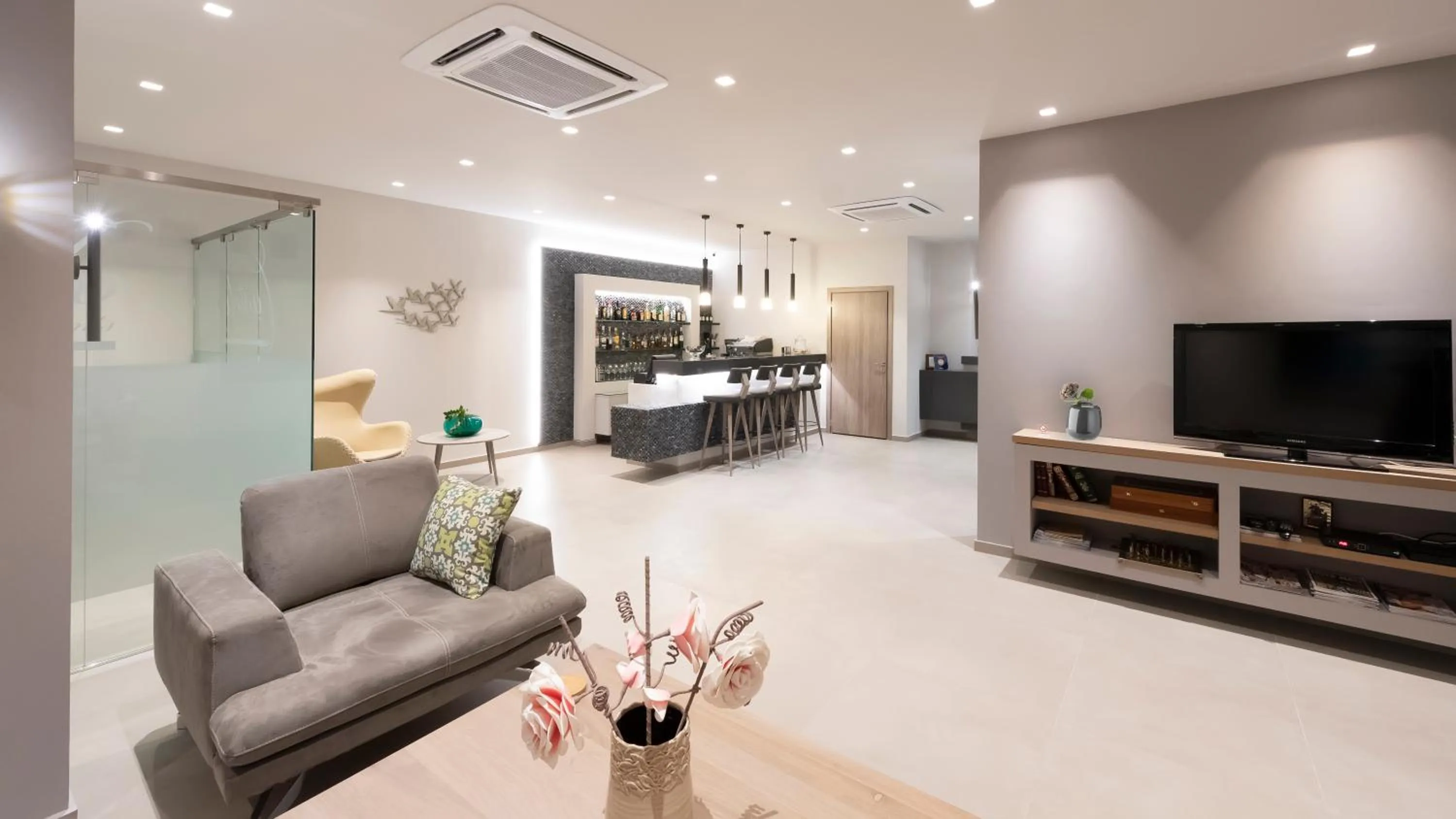 Communal lounge/ TV room in Castello Hotel