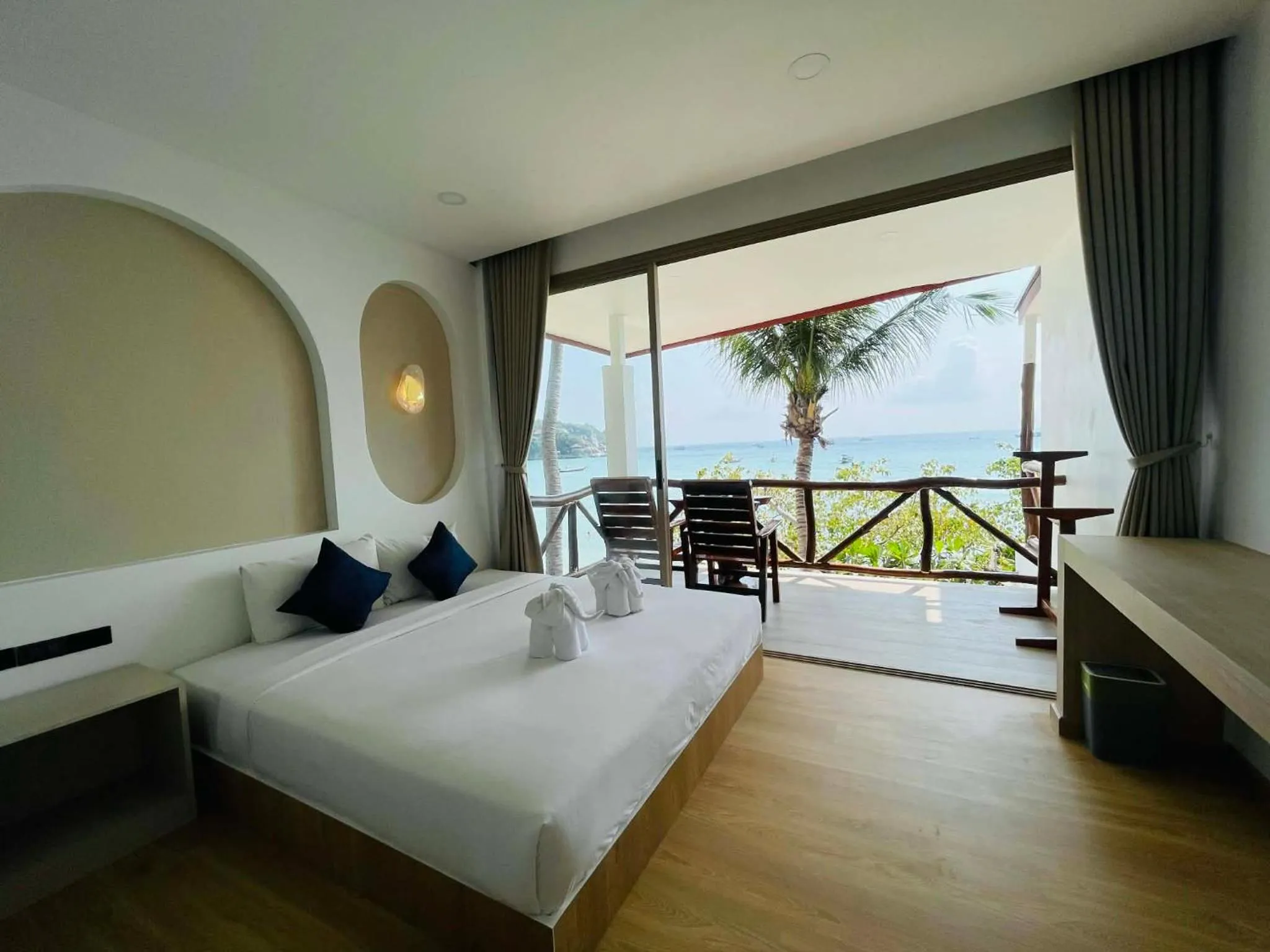 Bed in Big Fish Resort Koh Tao