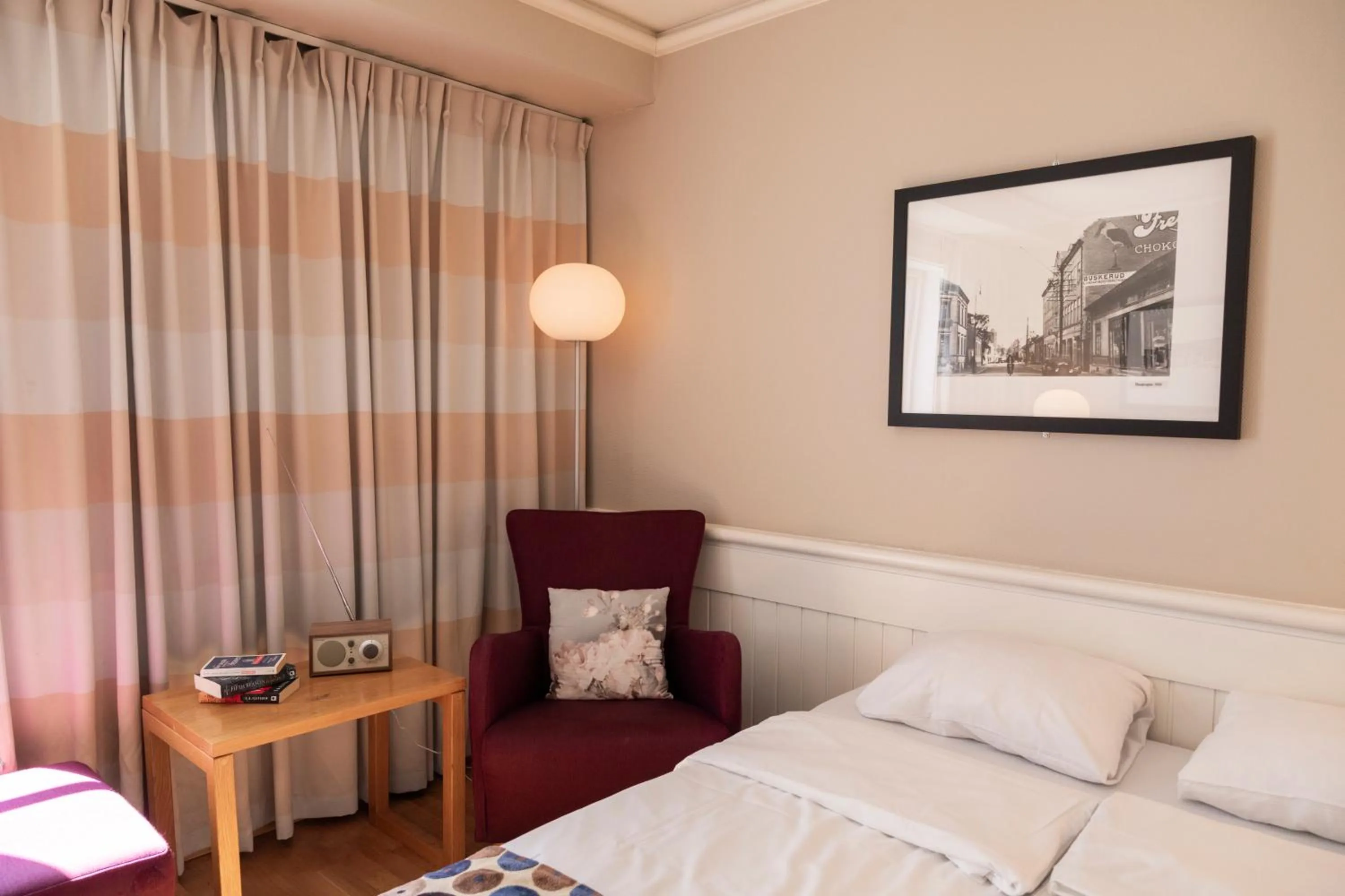 Seating area, Bed in Home Hotel Tollboden