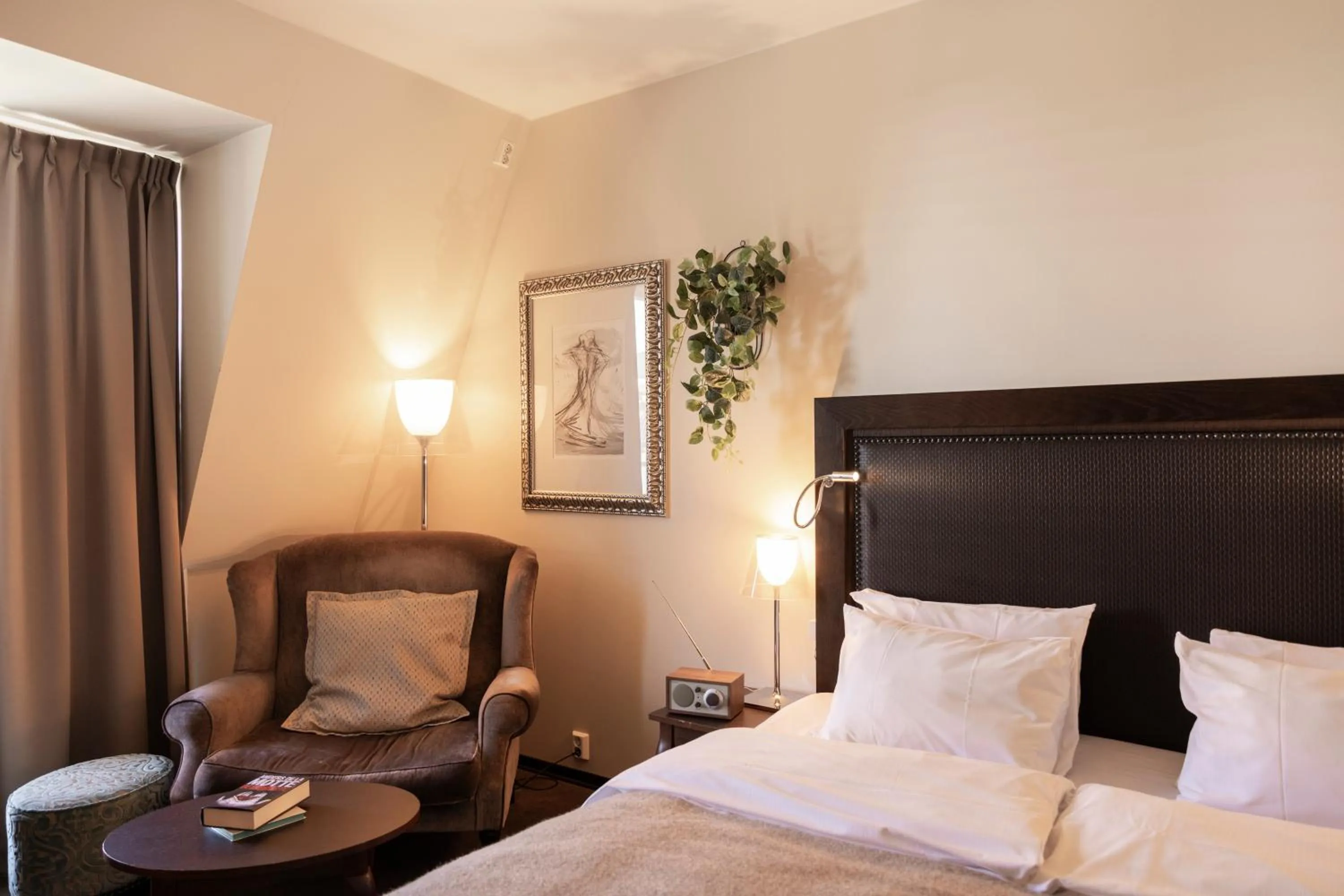 Seating area, Bed in Home Hotel Tollboden