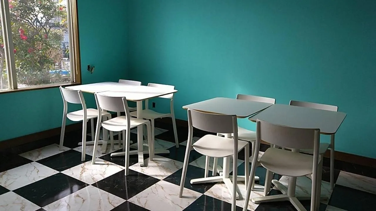 Restaurant/places to eat in Tama Hotel