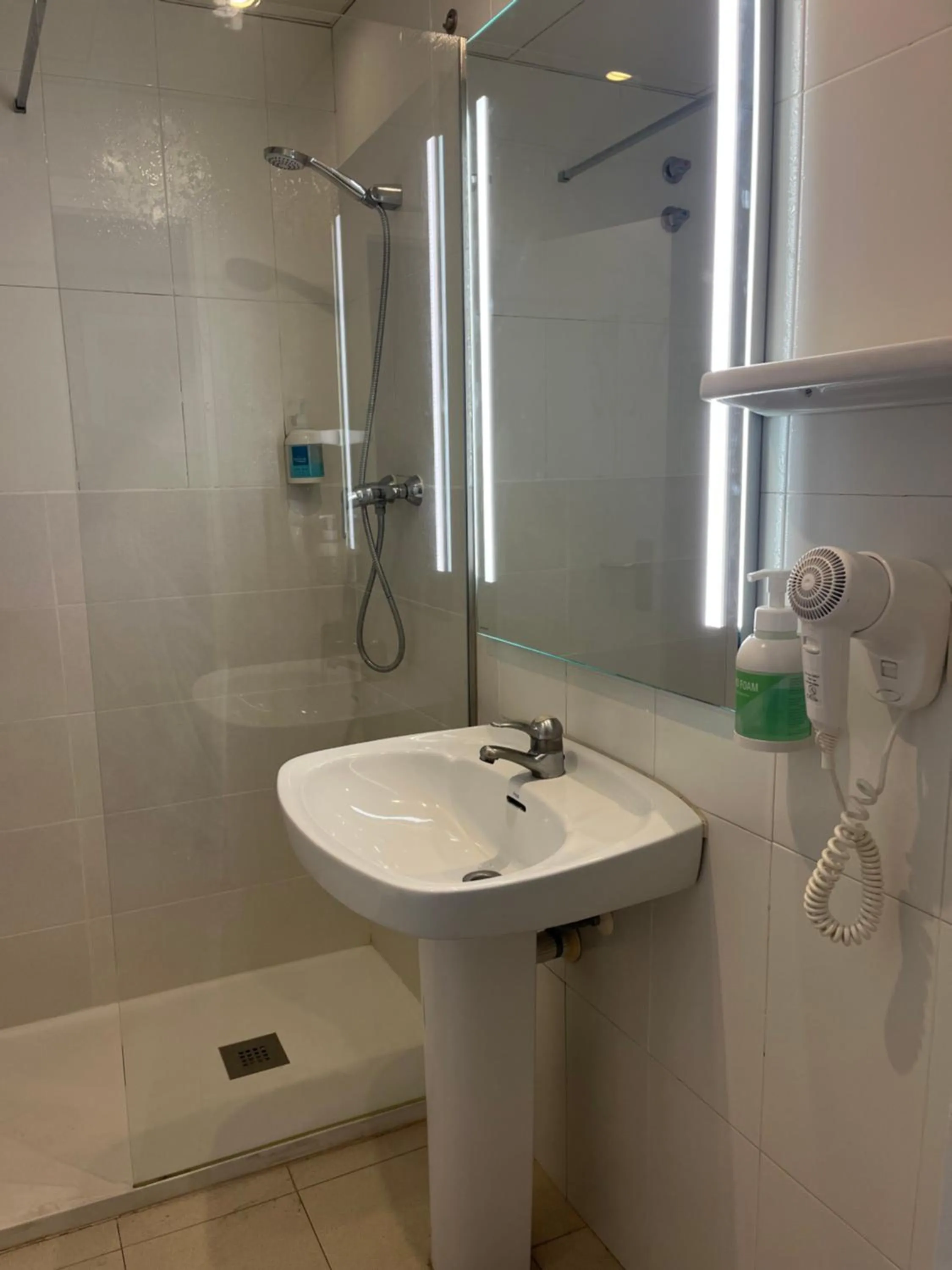 Shower in Hotel GHT Simeon