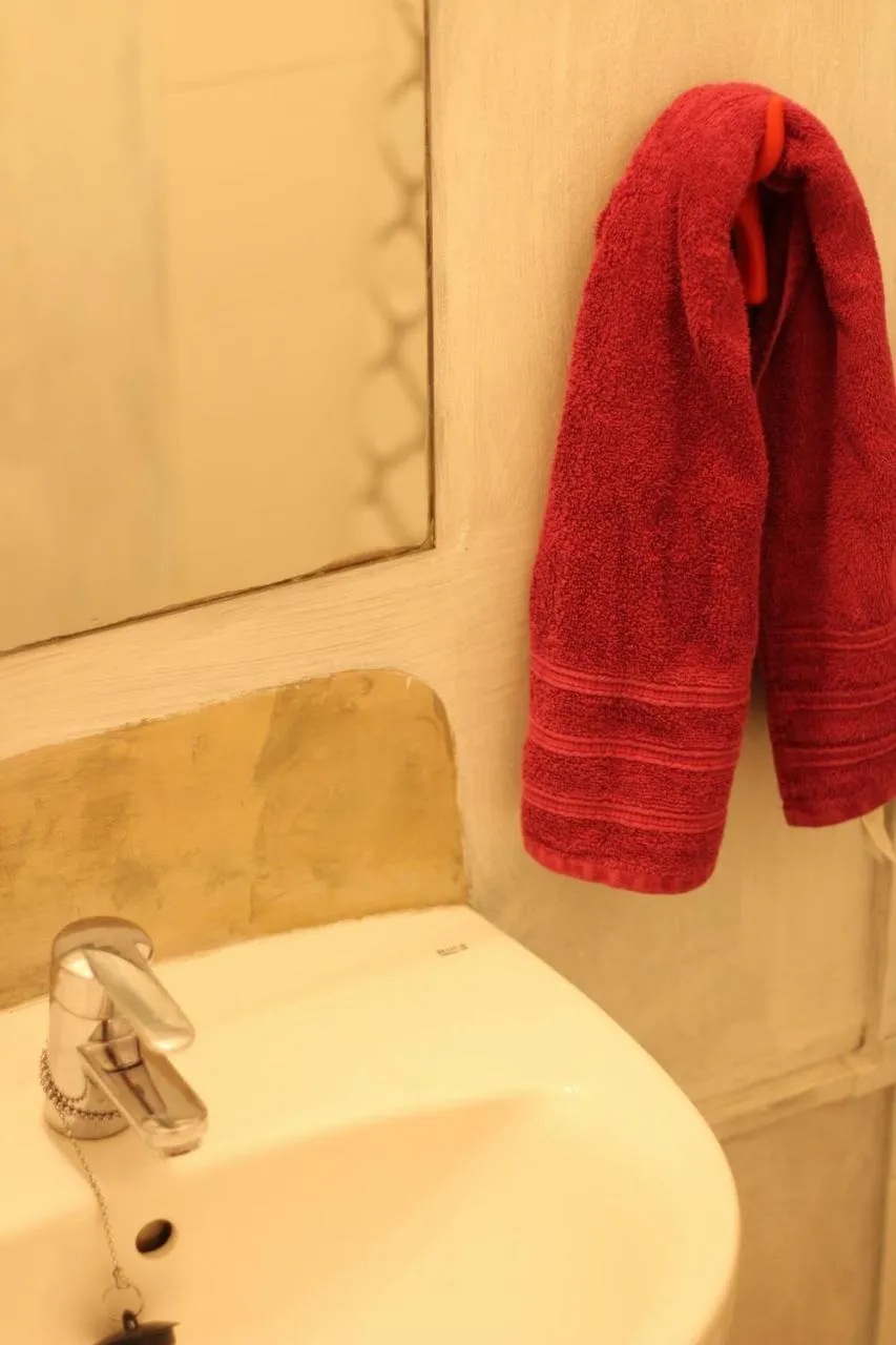 Shower in Barrio Boutik Hostal long stays