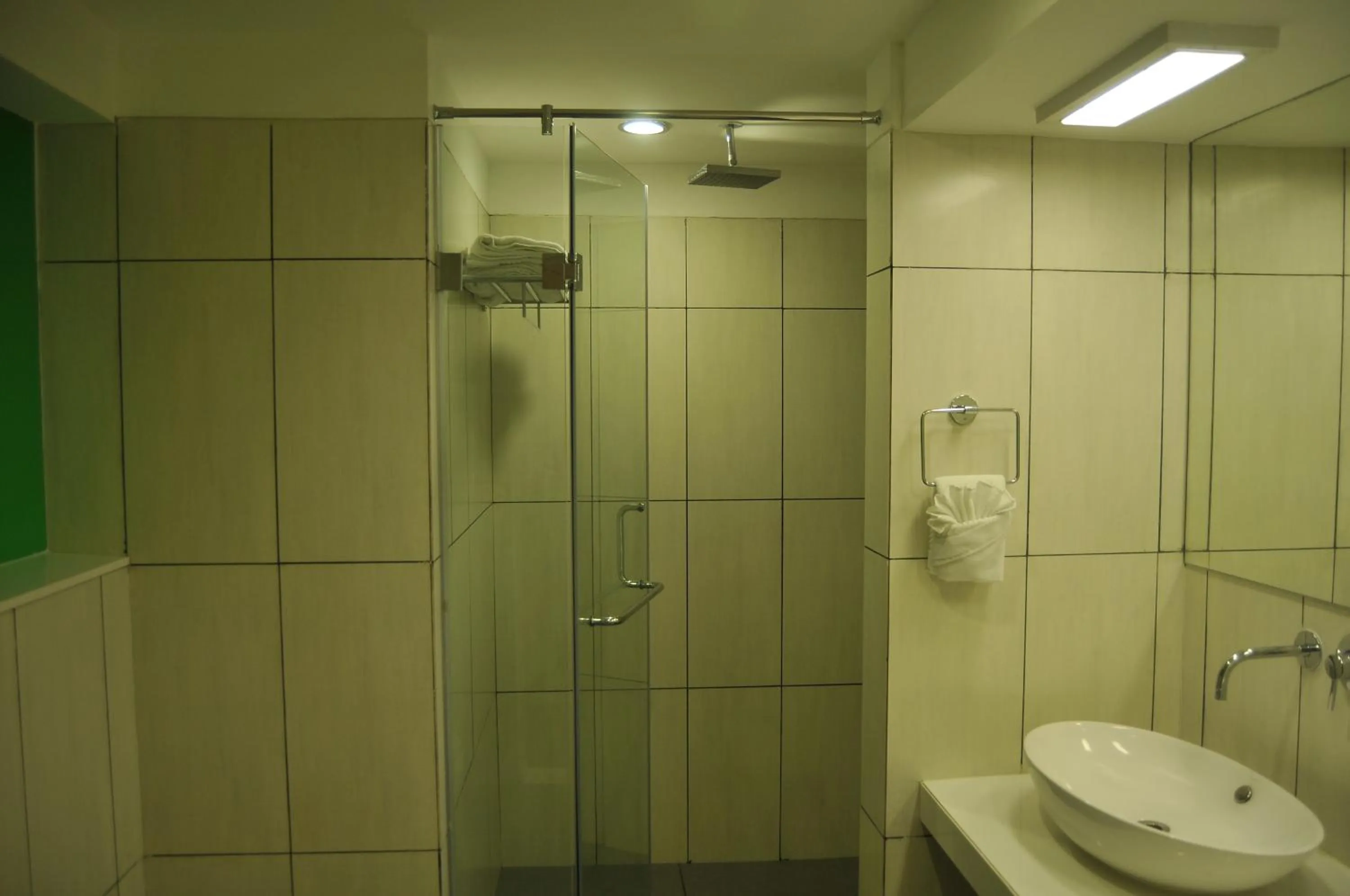 Bathroom in ICON SELECT by Bhagini