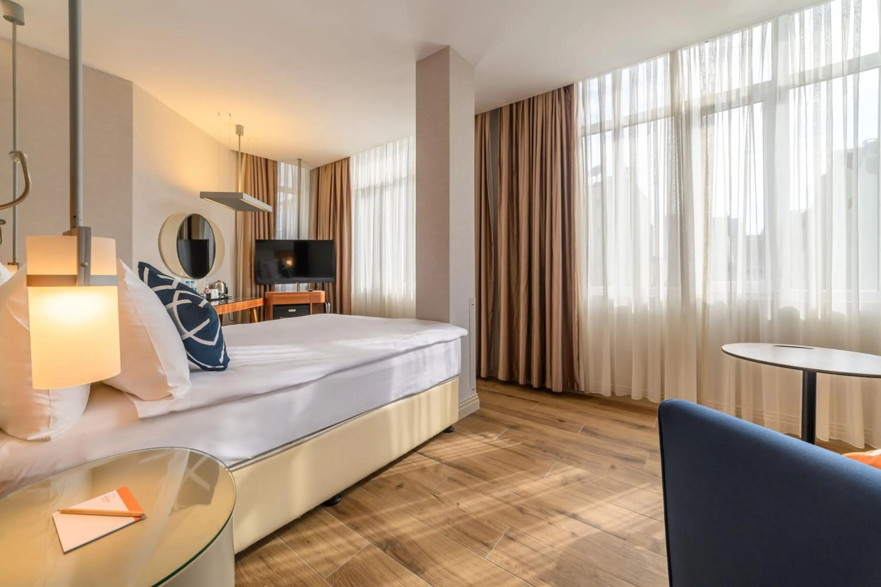Photo of the whole room, Bed in Four Points Flex by Sheraton Istanbul Taksim Square