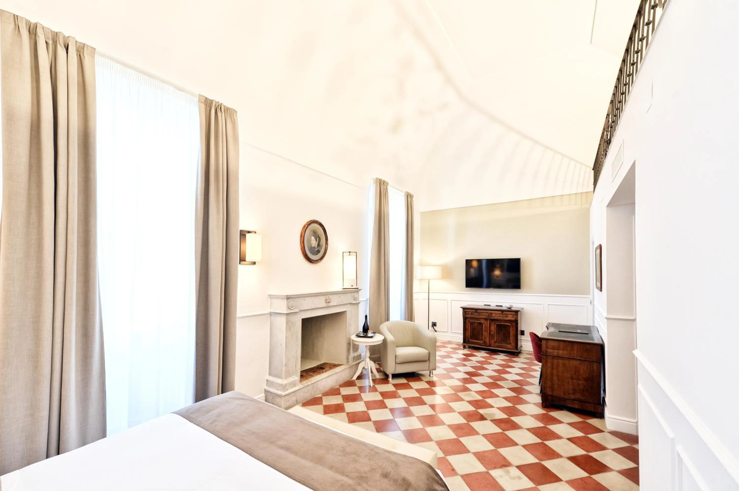 fireplace, Bed in Casa Isabella Exclusive Hotel