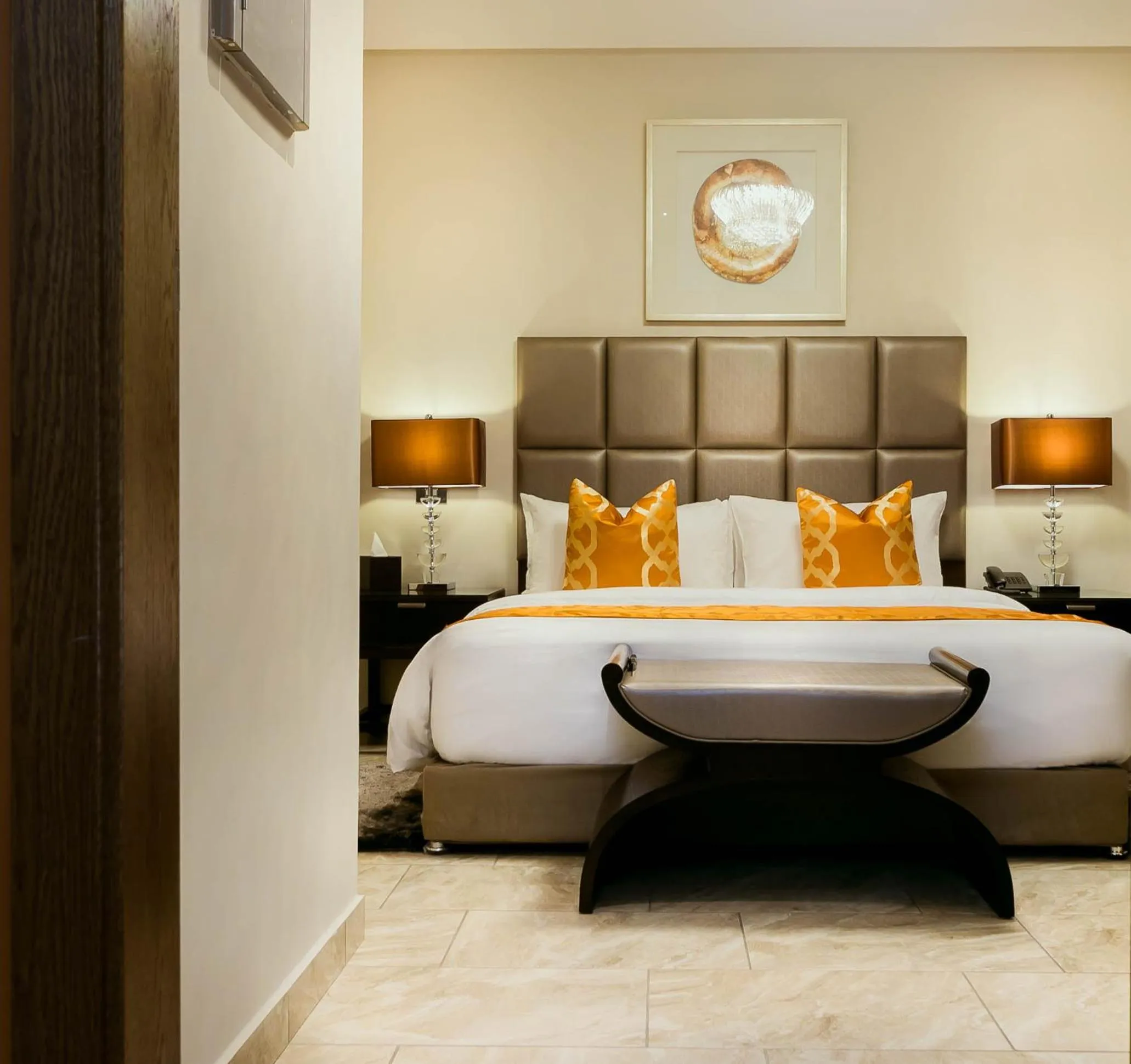 Bedroom, Bed in Oak Plaza Suites