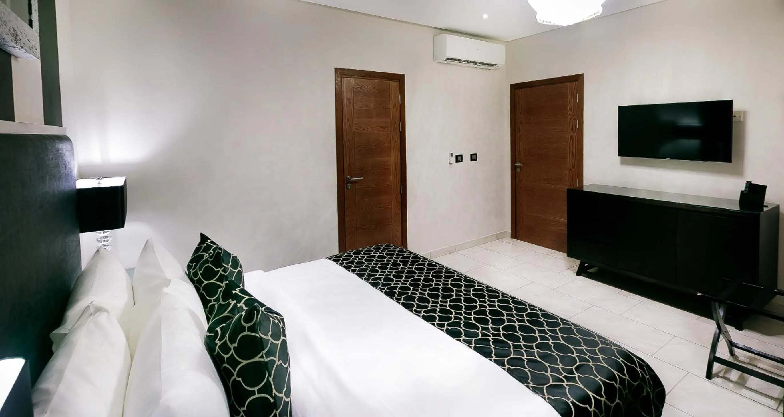 Bedroom, Bed in Oak Plaza Suites