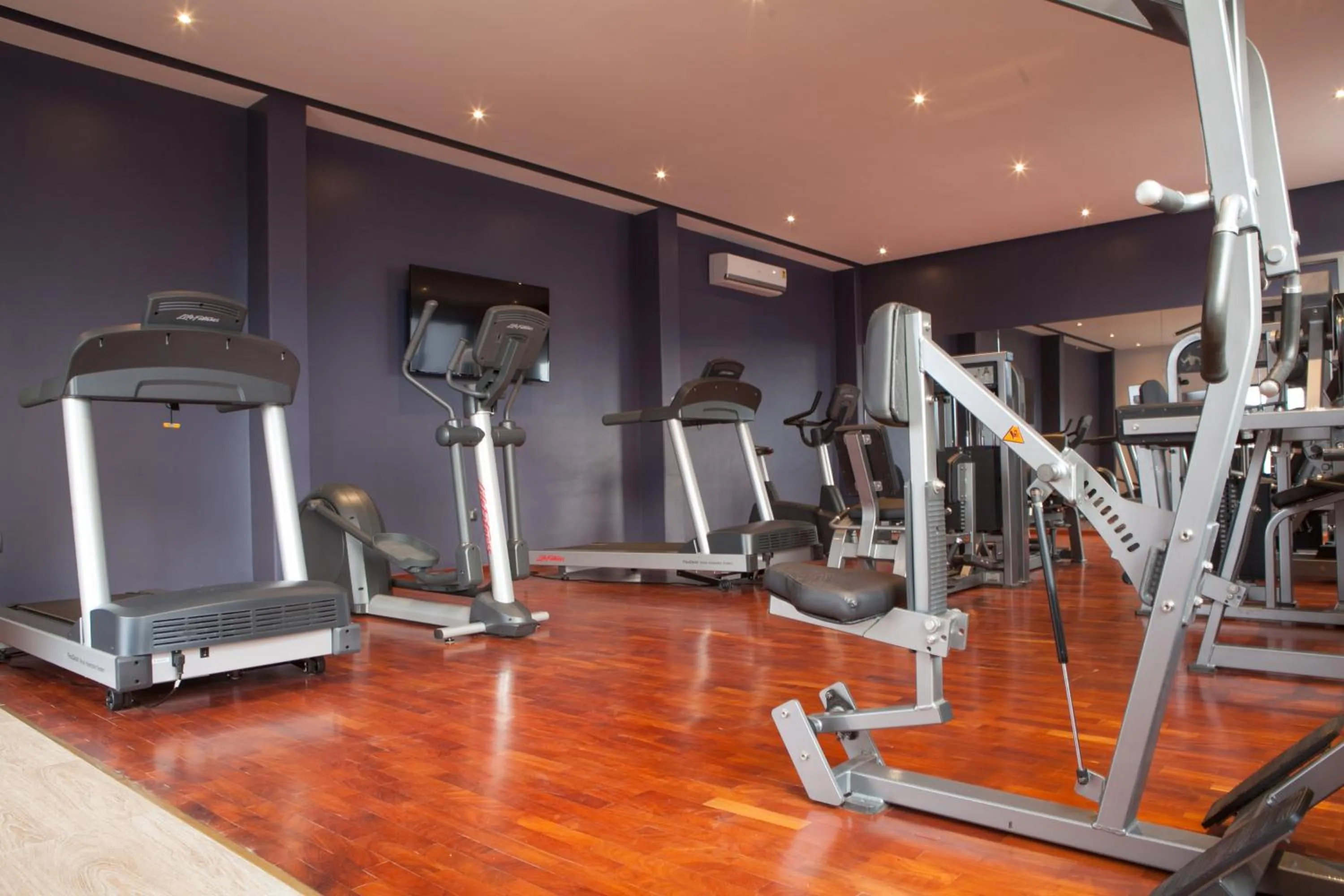 Fitness centre/facilities in Oak Plaza Suites