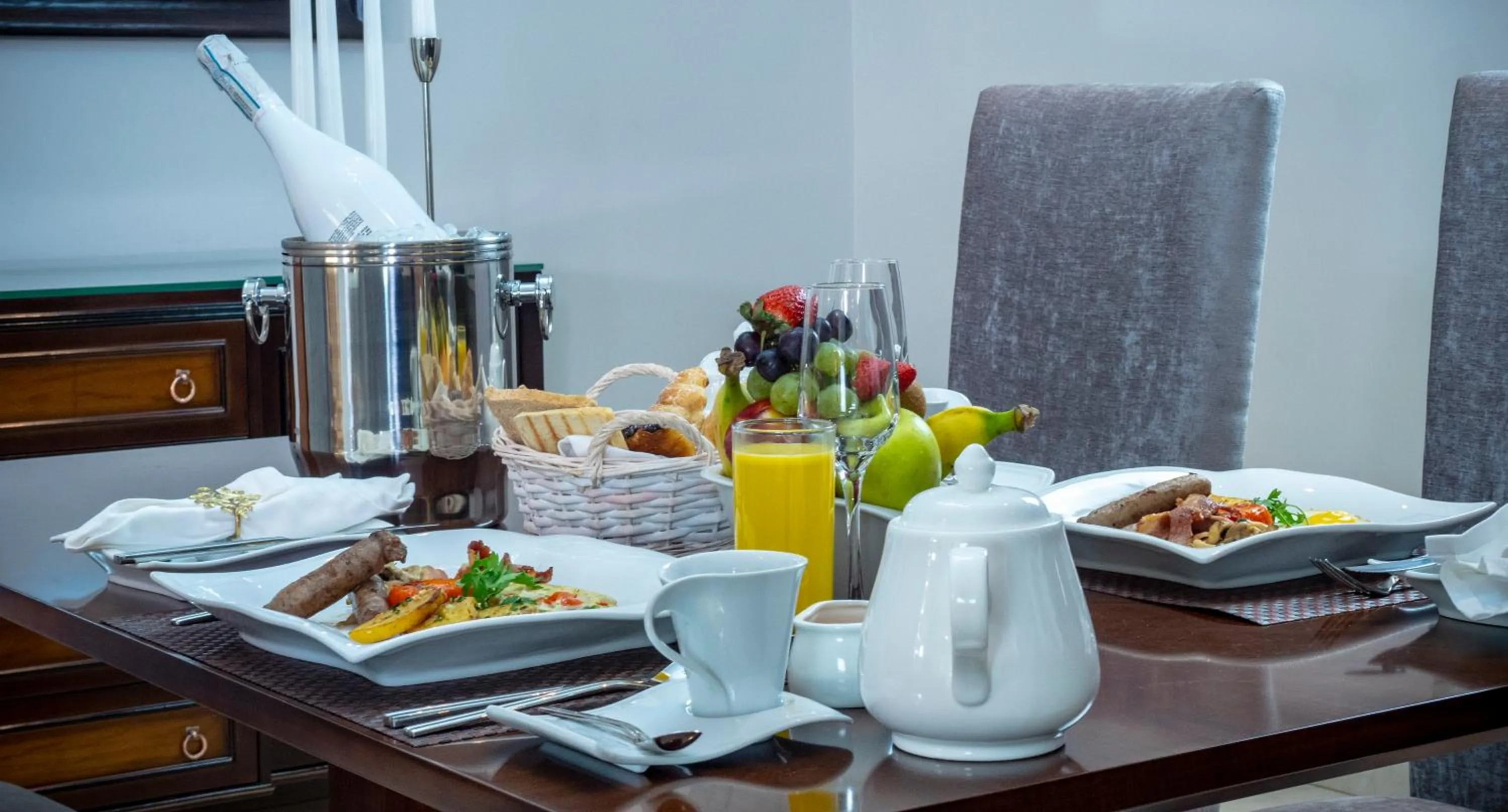 Breakfast in Oak Plaza Suites