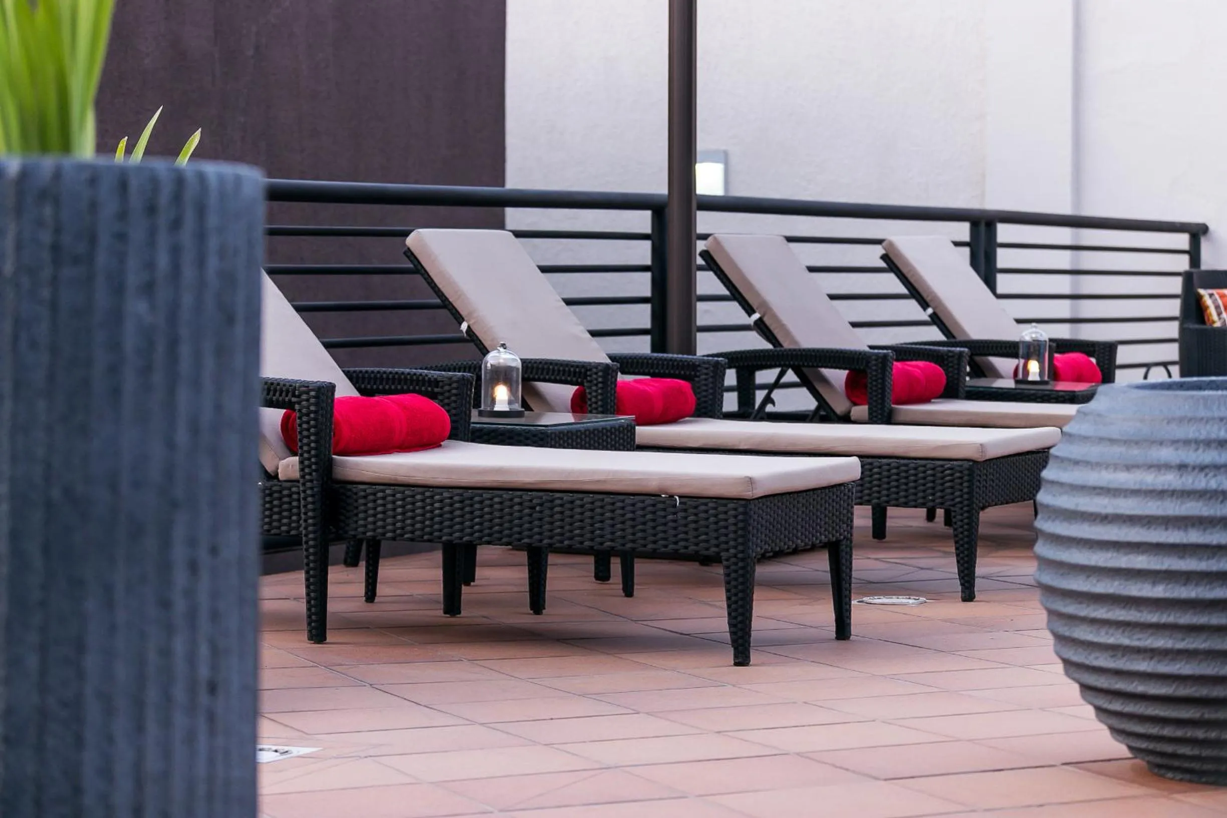 Swimming pool in Oak Plaza Suites