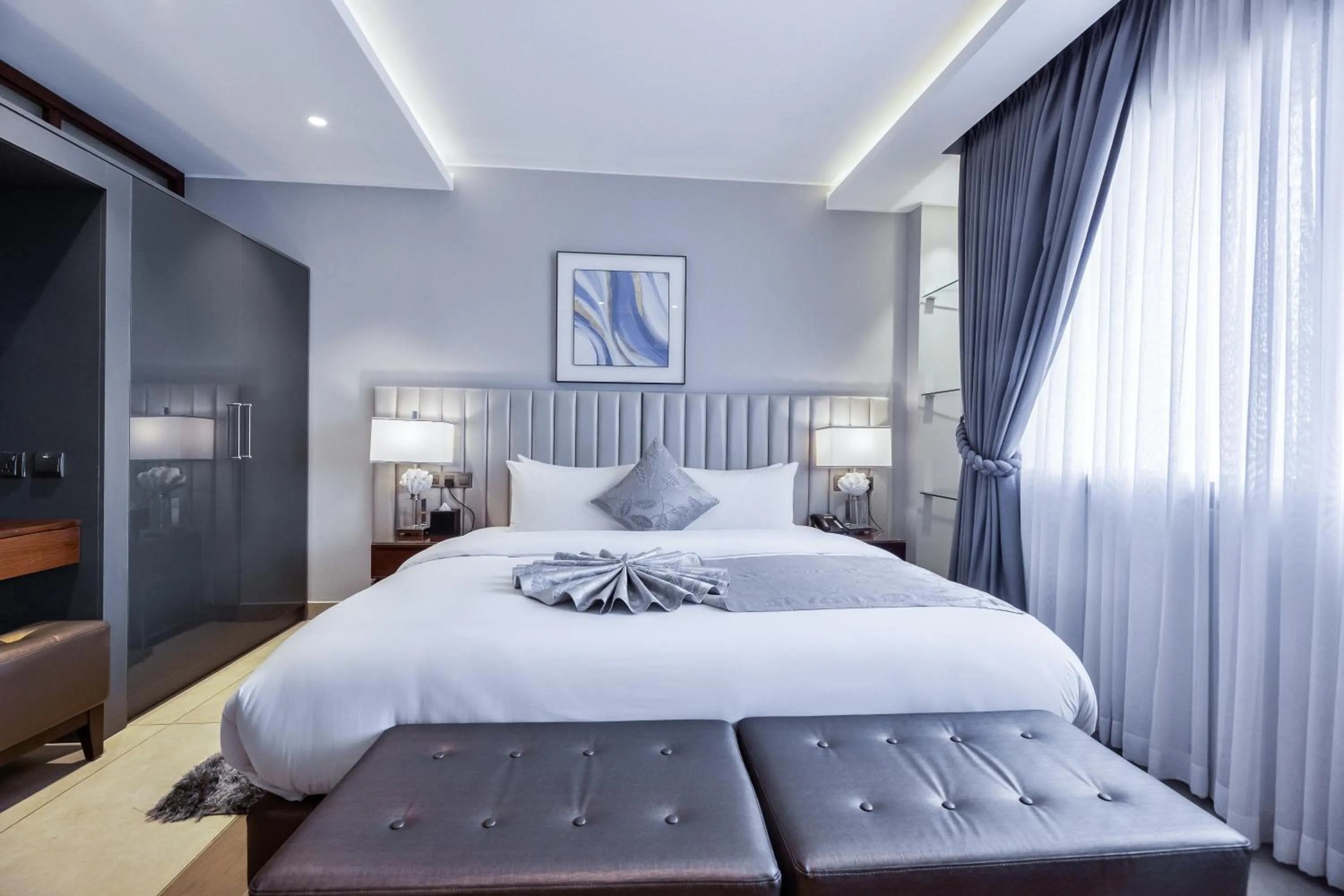 Photo of the whole room, Bed in Oak Plaza Suites