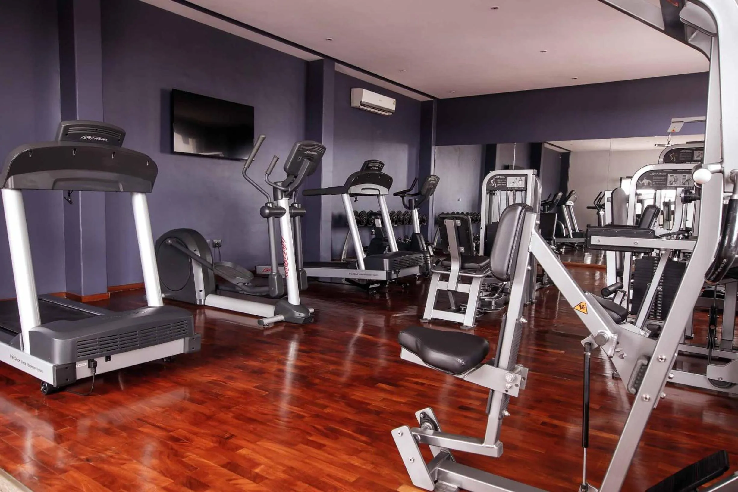 Fitness centre/facilities in Oak Plaza Suites
