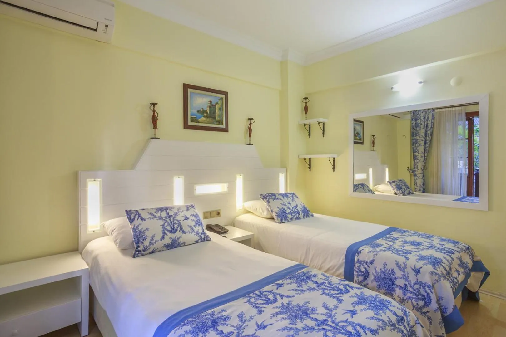 Photo of the whole room, Bed in Hotel Villa Daffodil