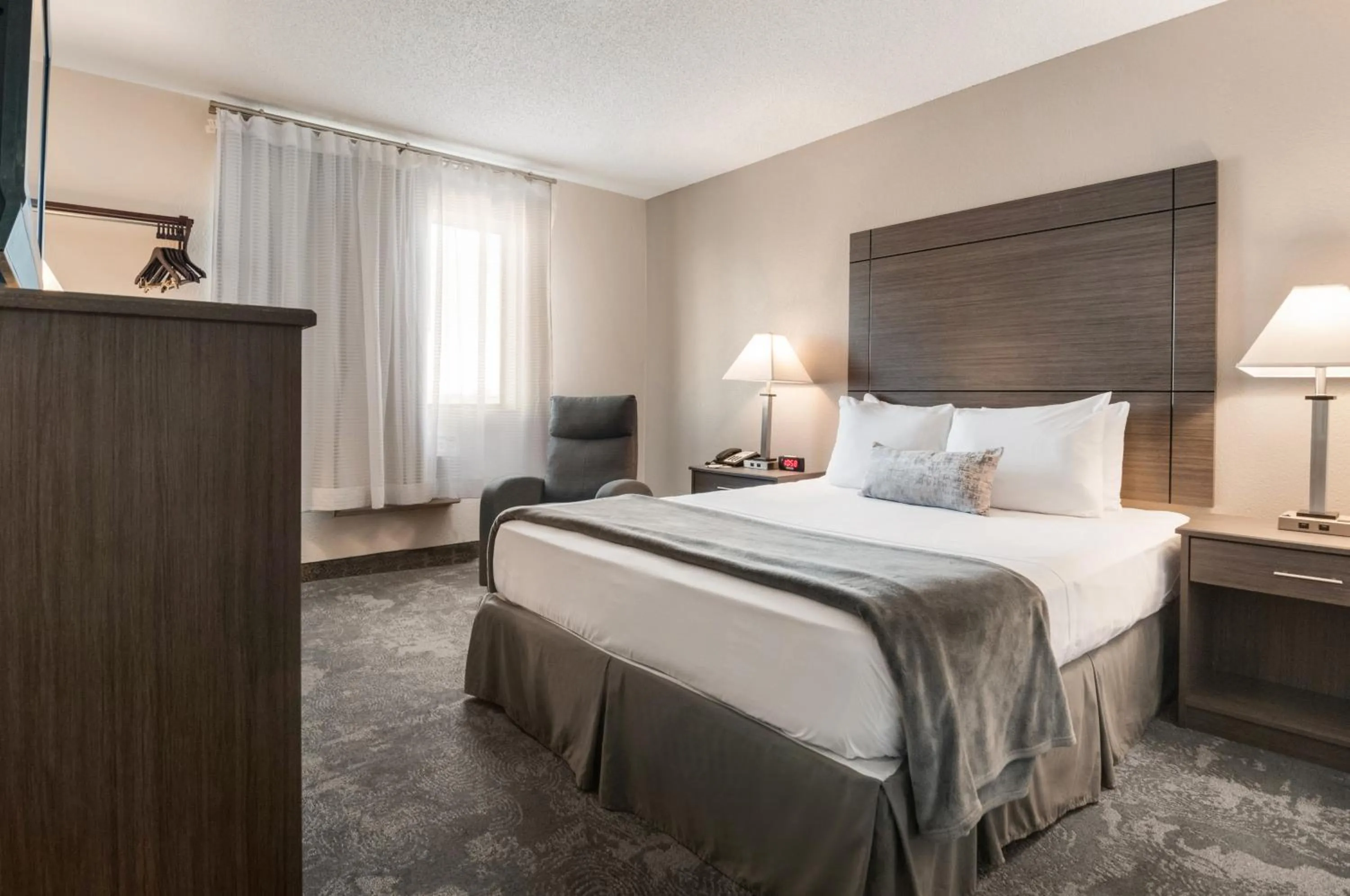 Bed in American Inn & Suites Metro Airport