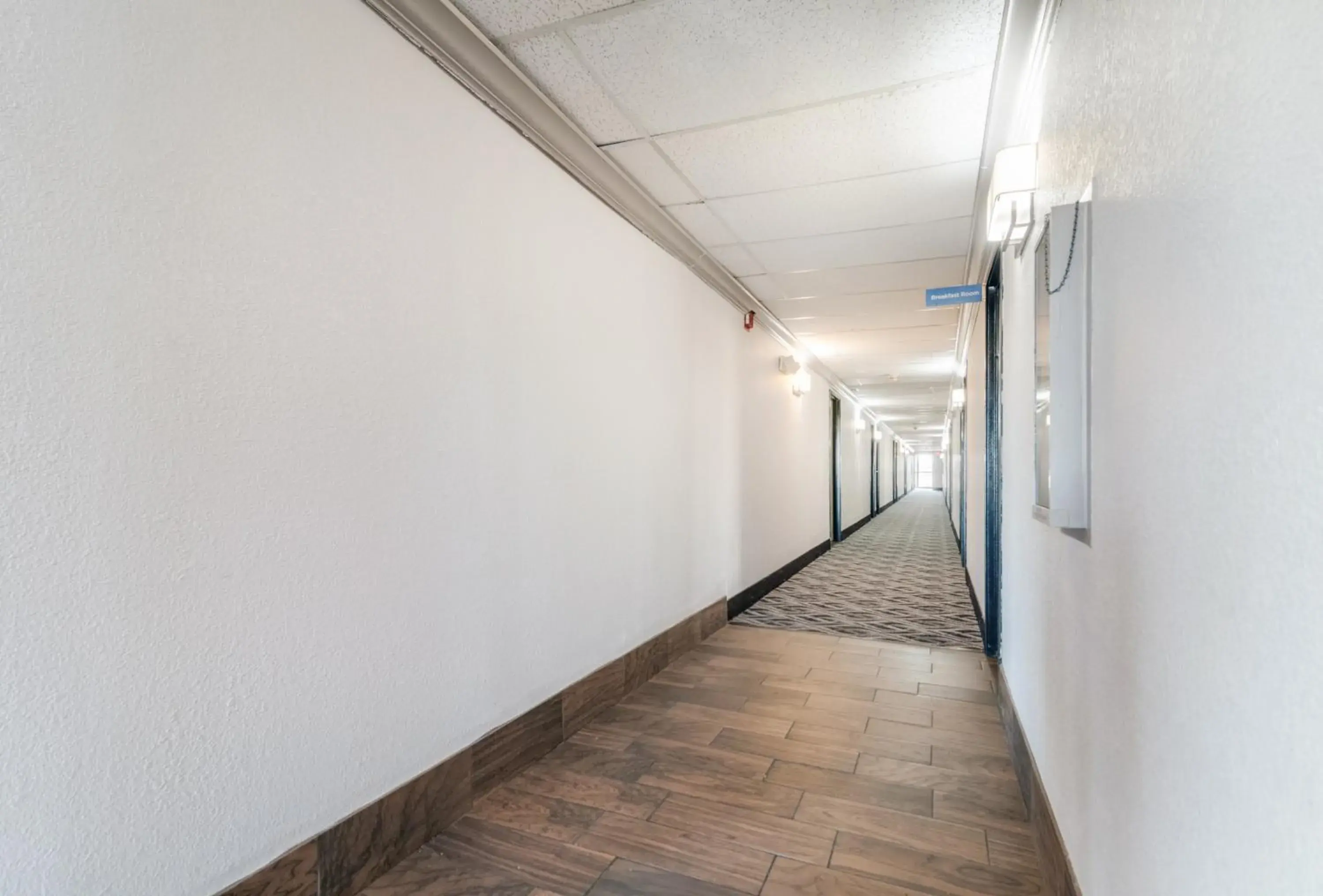 Queen Room - Non-Smoking in American Inn & Suites Metro Airport Queen Room - Non-Smoking in American Inn & Suites Metro Airport