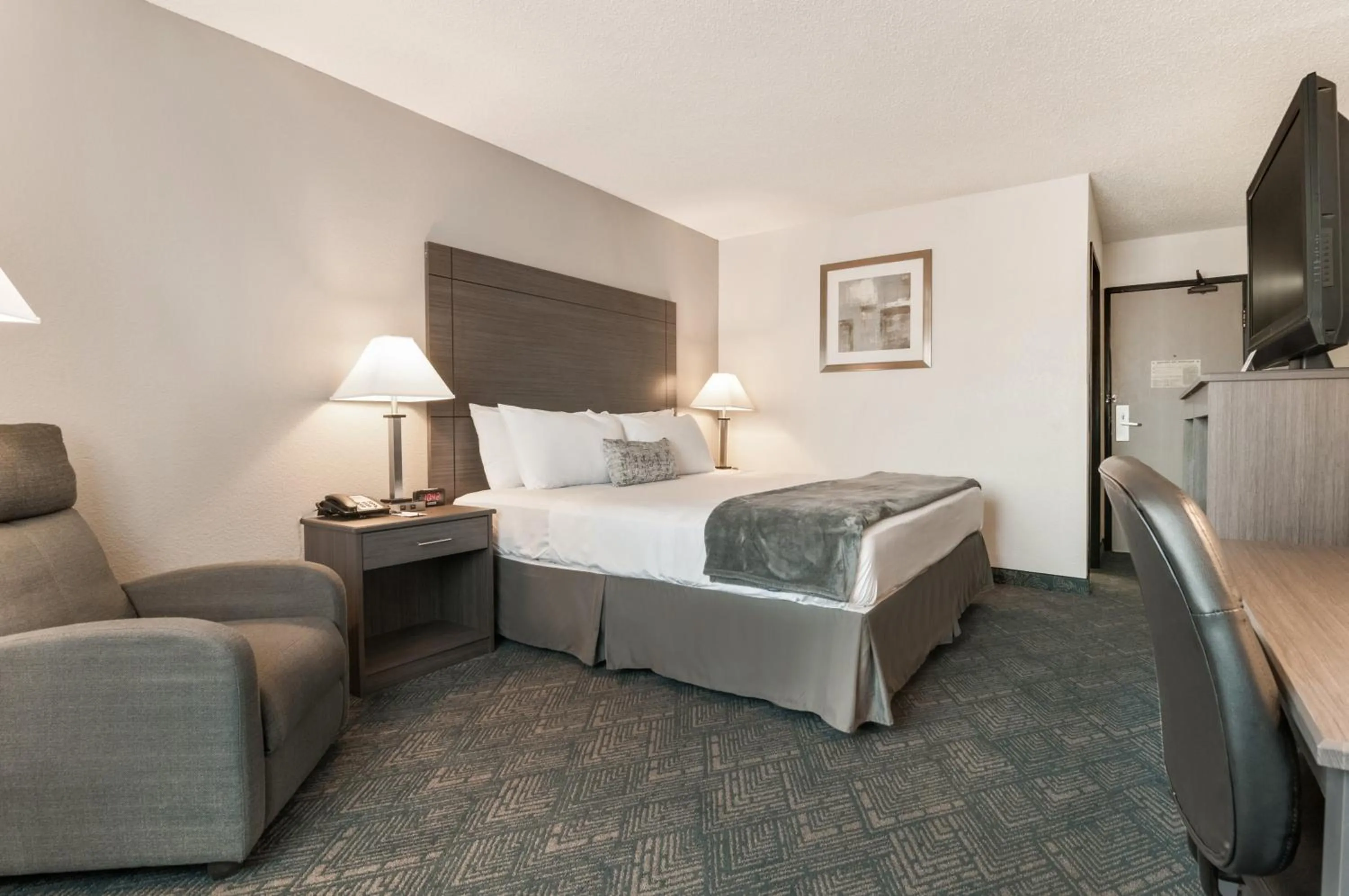 Bed in American Inn & Suites Metro Airport