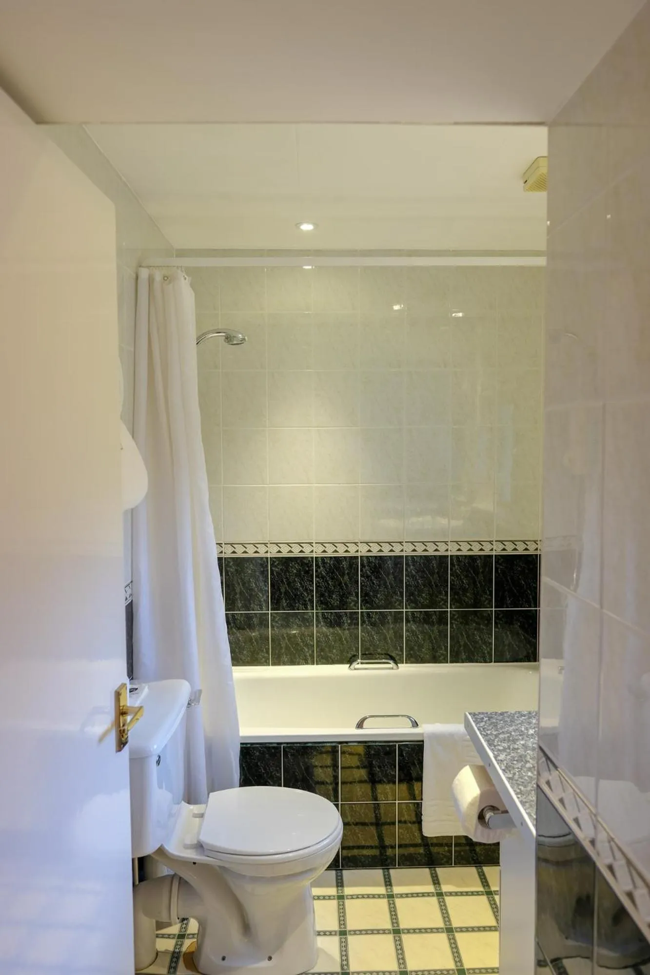 Bathroom in Exmoor White Horse Inn