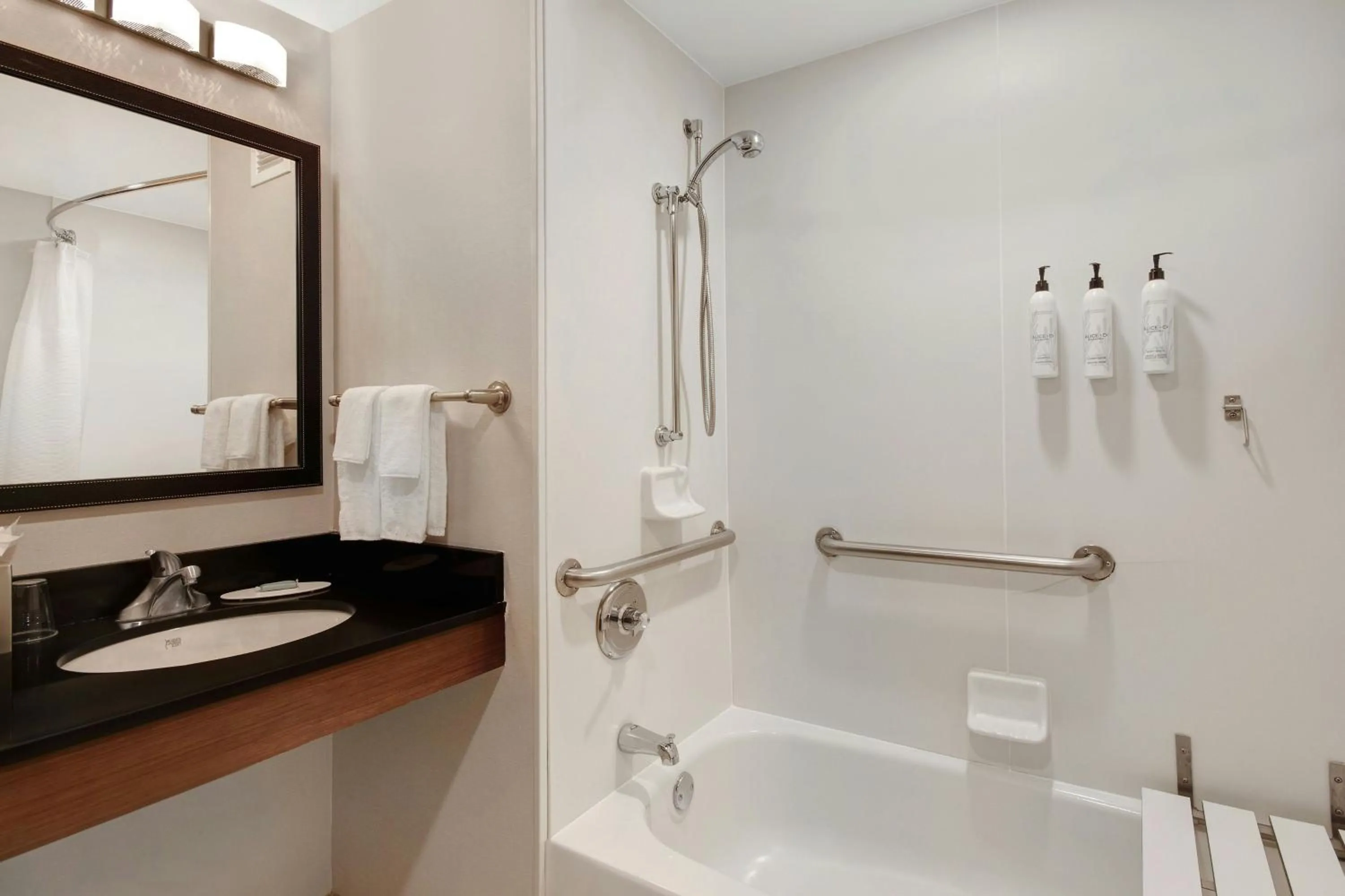 Bathroom in Fairfield Inn and Suites by Marriott Rochester West/Greece