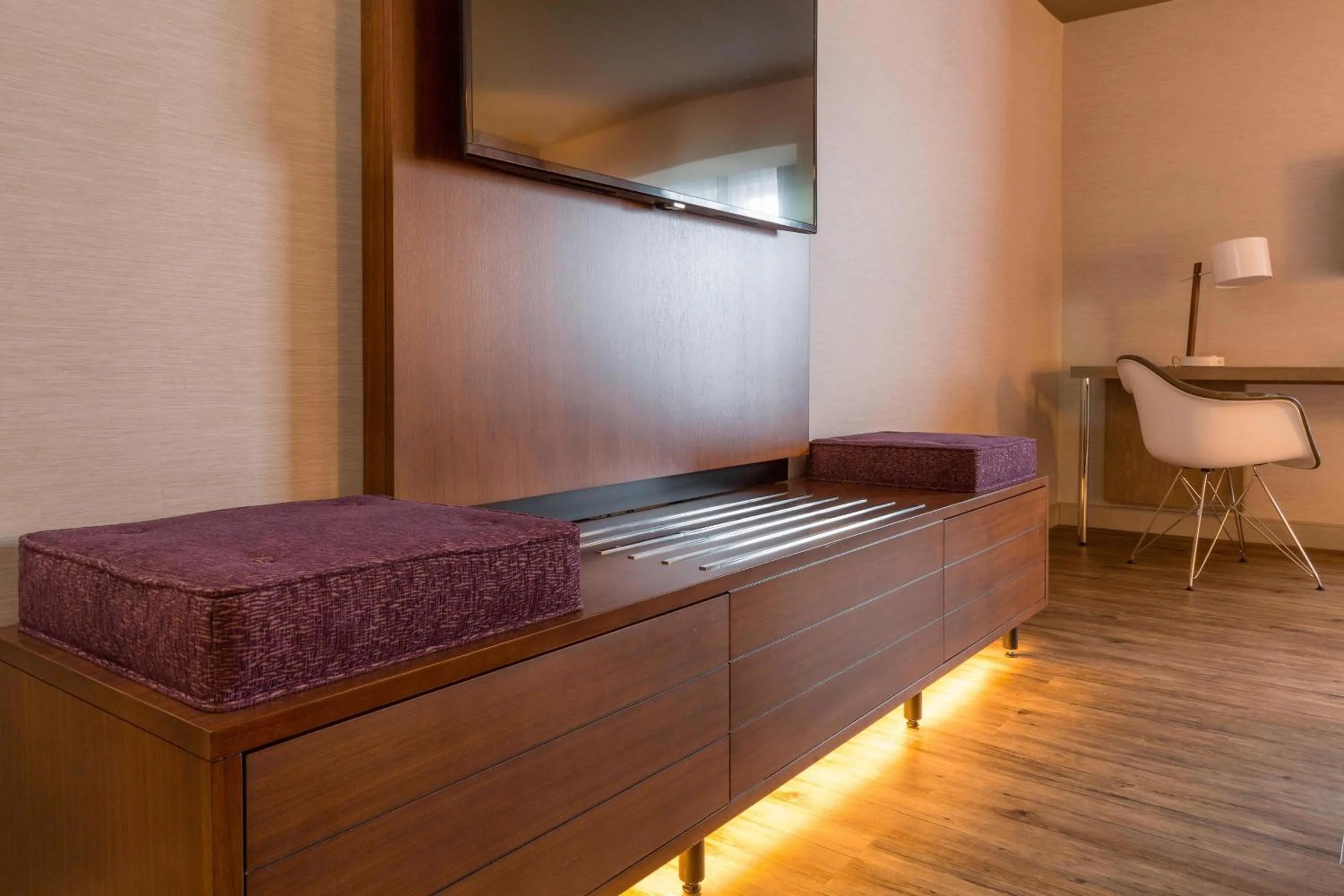 Photo of the whole room, Bed in The Del Monte Lodge Renaissance Rochester Hotel & Spa