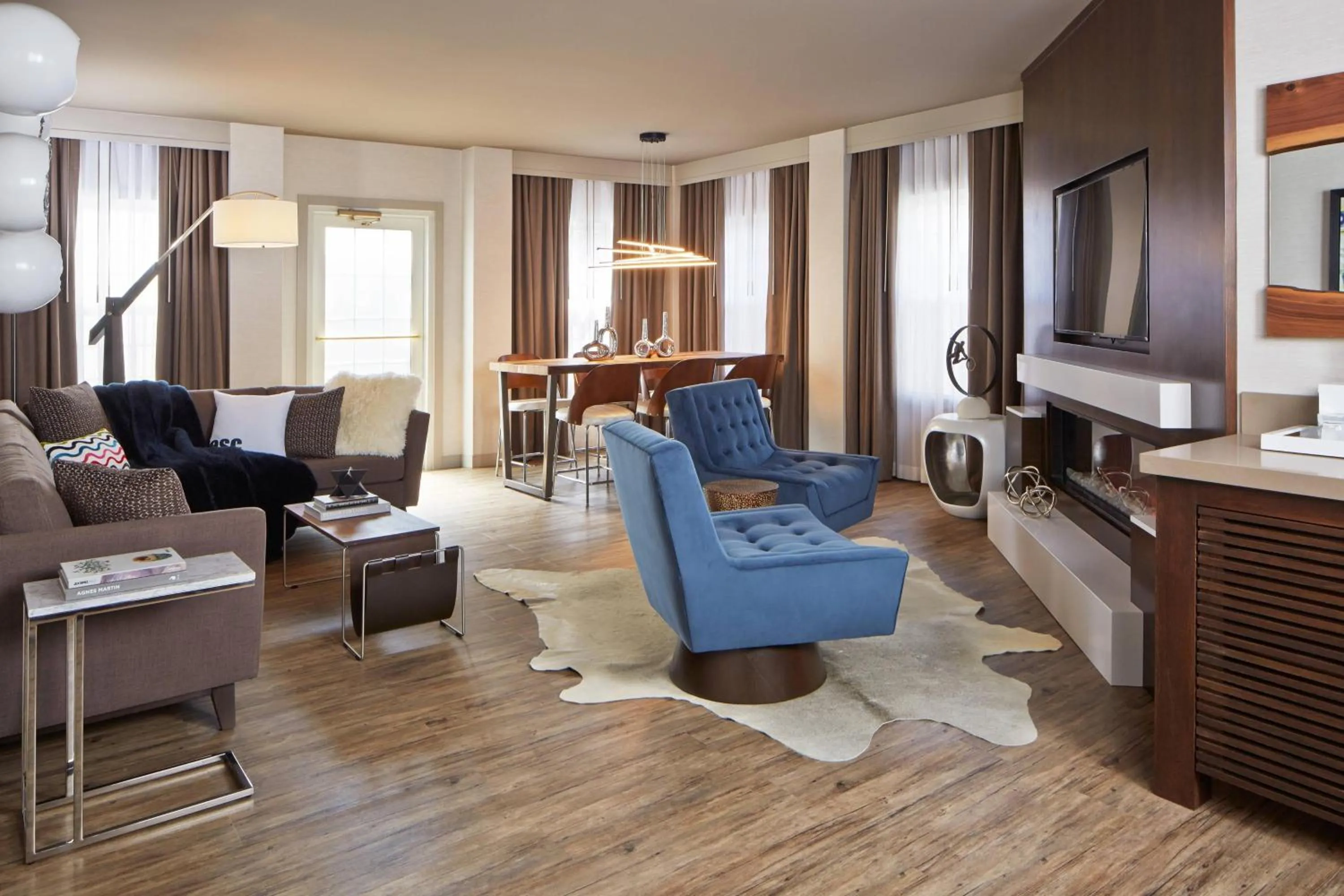 Living room in The Del Monte Lodge Renaissance Rochester Hotel & Spa