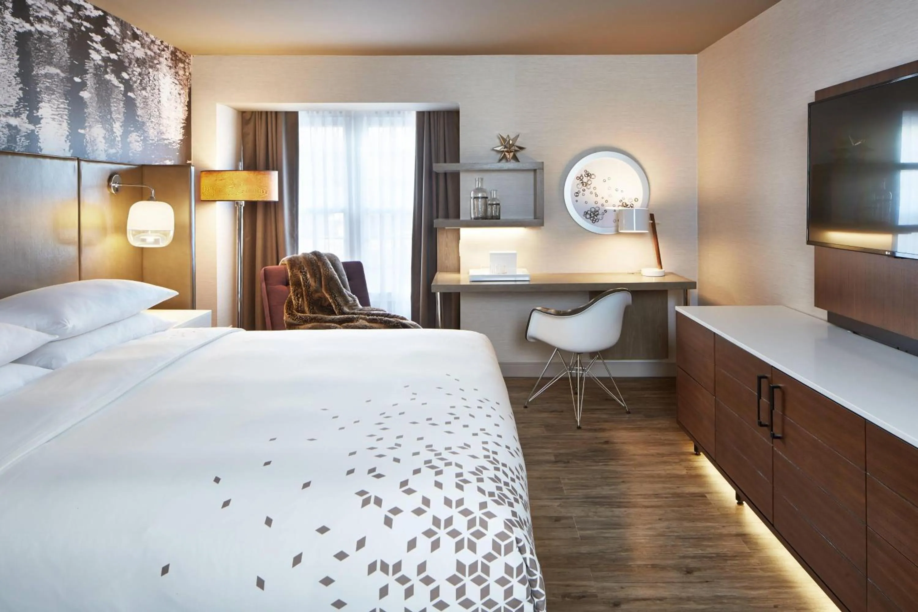 Photo of the whole room, Bed in The Del Monte Lodge Renaissance Rochester Hotel & Spa