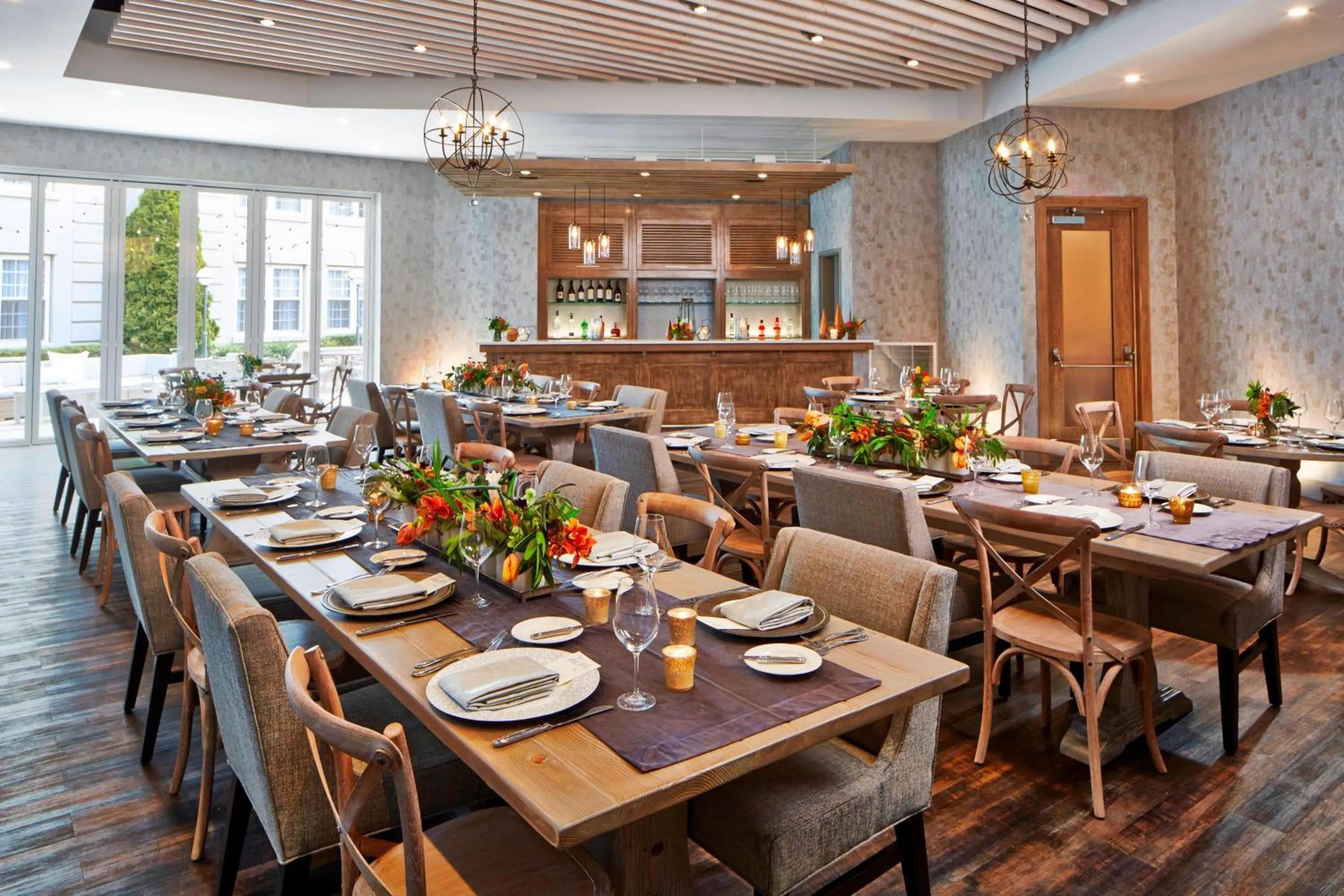 Lounge or bar in The Del Monte Lodge Renaissance Rochester Hotel & Spa