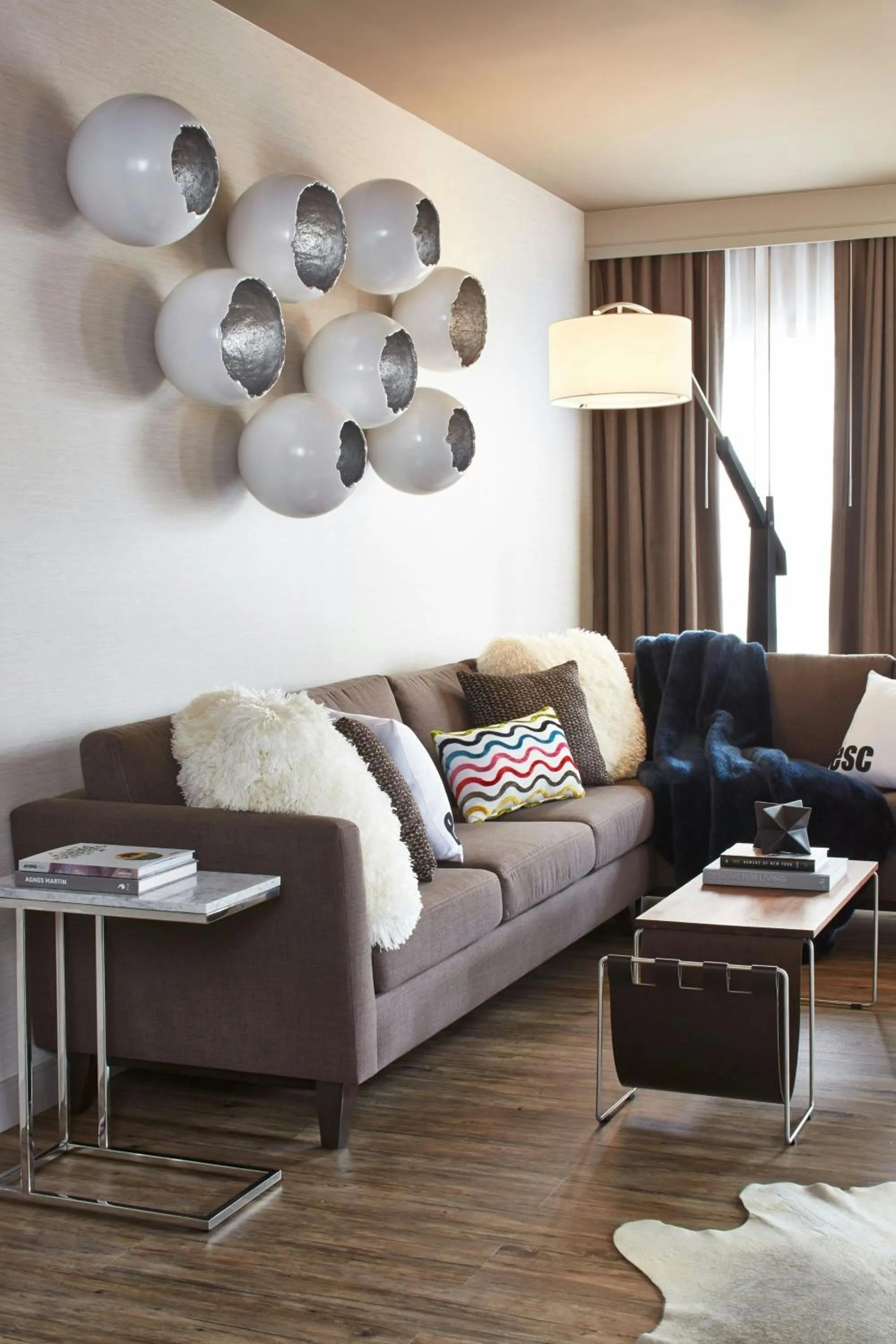 Living room in The Del Monte Lodge Renaissance Rochester Hotel & Spa