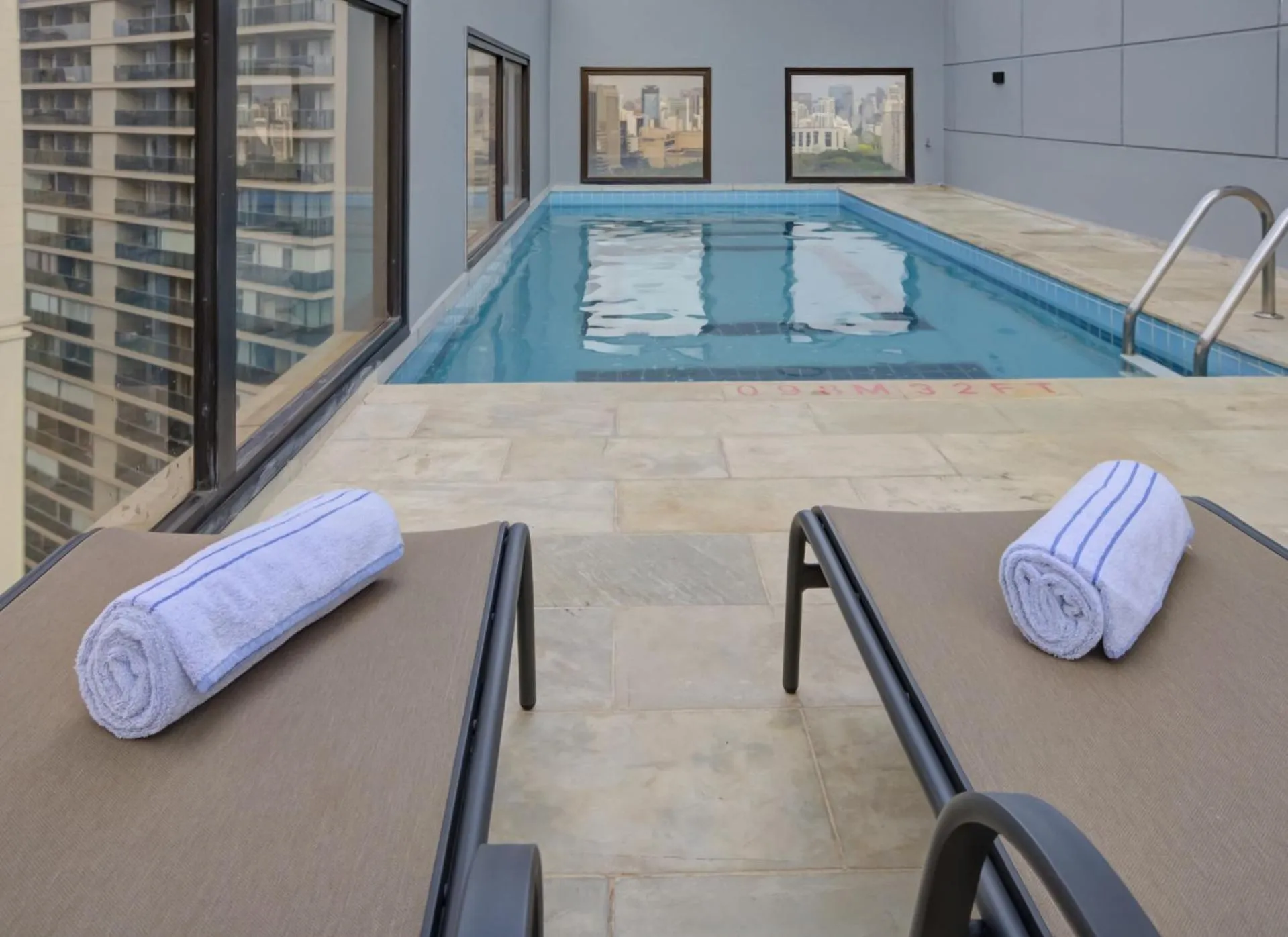 Swimming pool in Quality Faria Lima