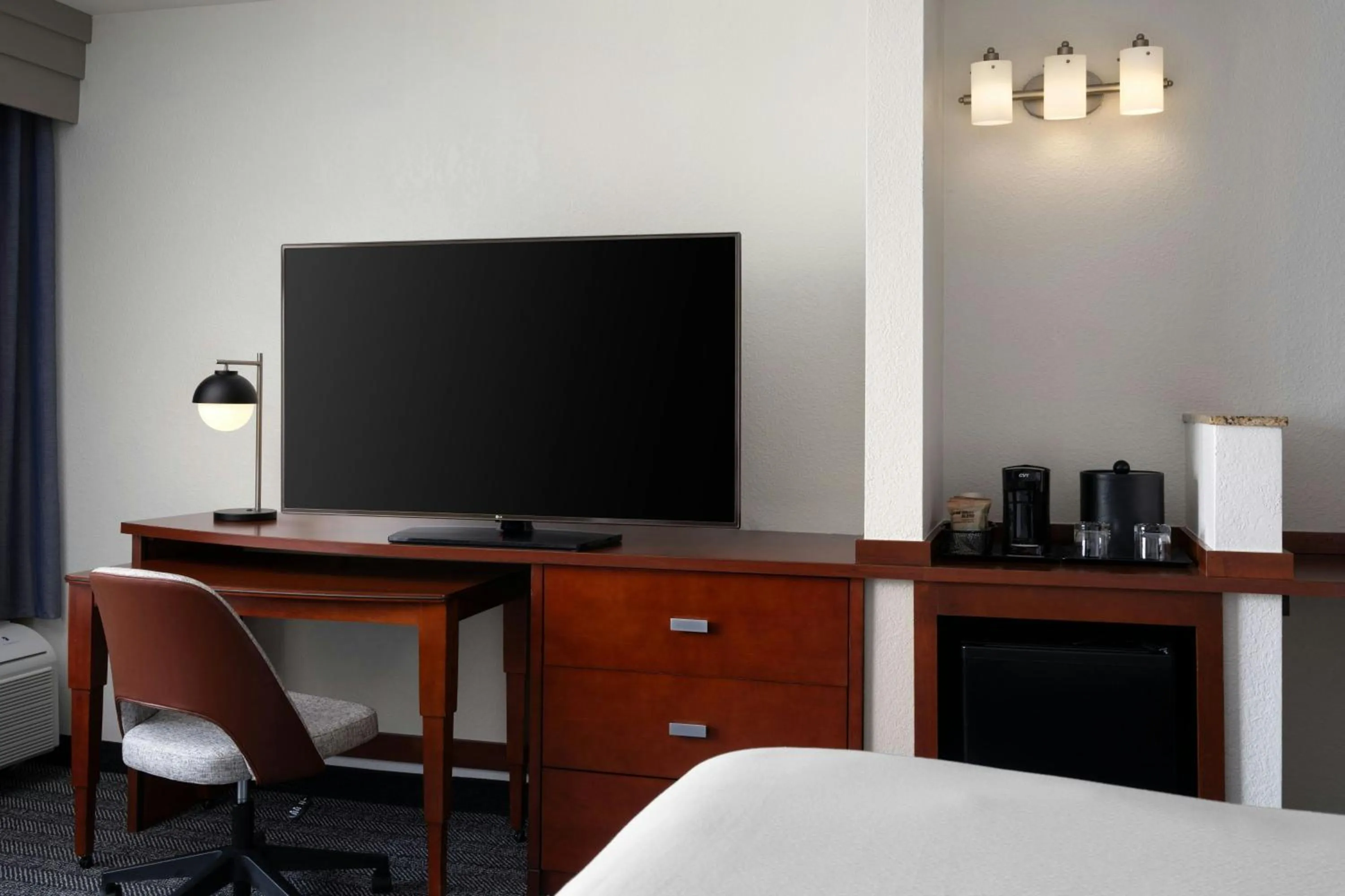 Photo of the whole room in Courtyard Fort Myers at I-75 and Gulf Coast Town Center