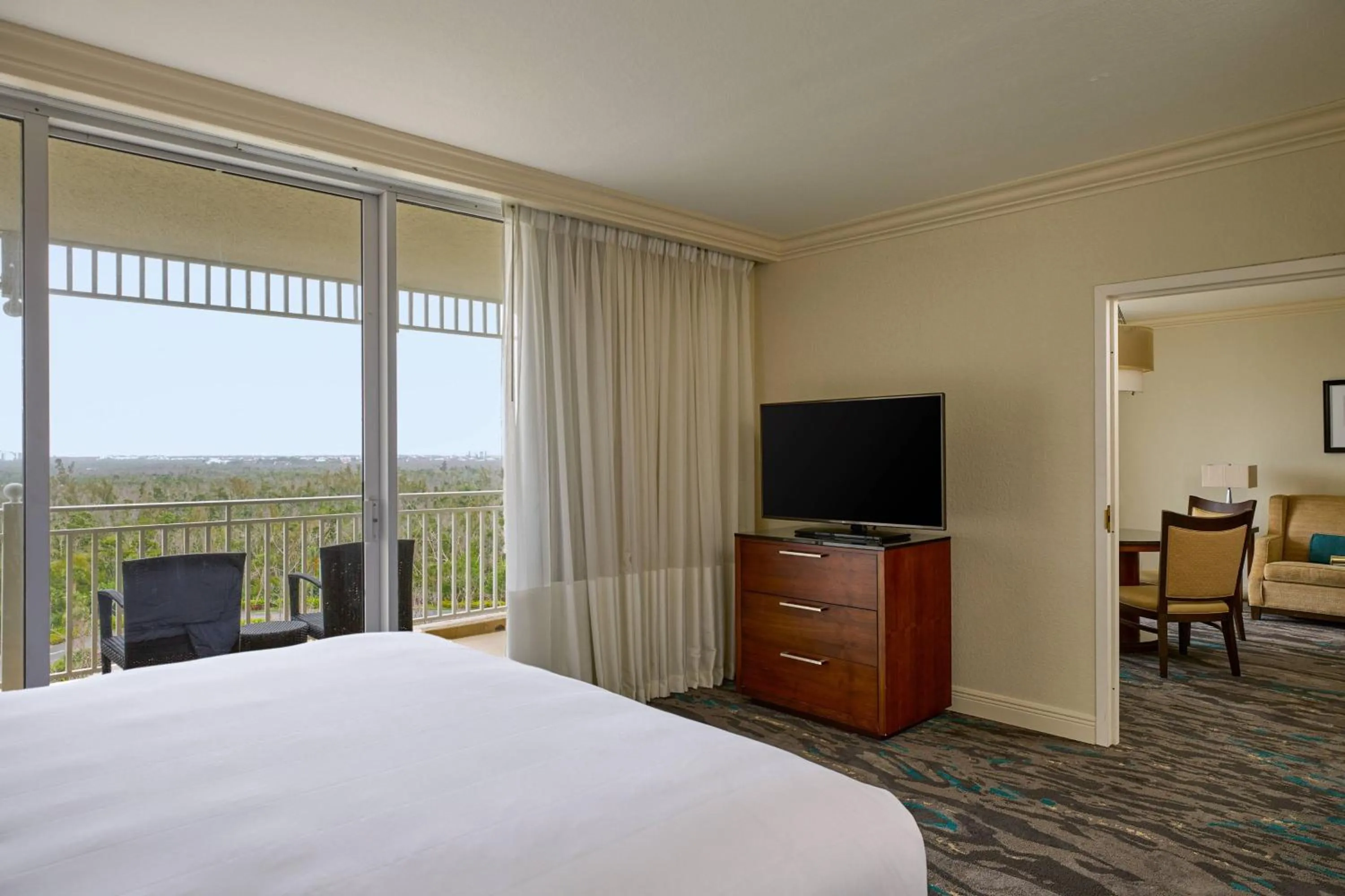 Living room, Bed in Marriott Sanibel Harbour Resort & Spa