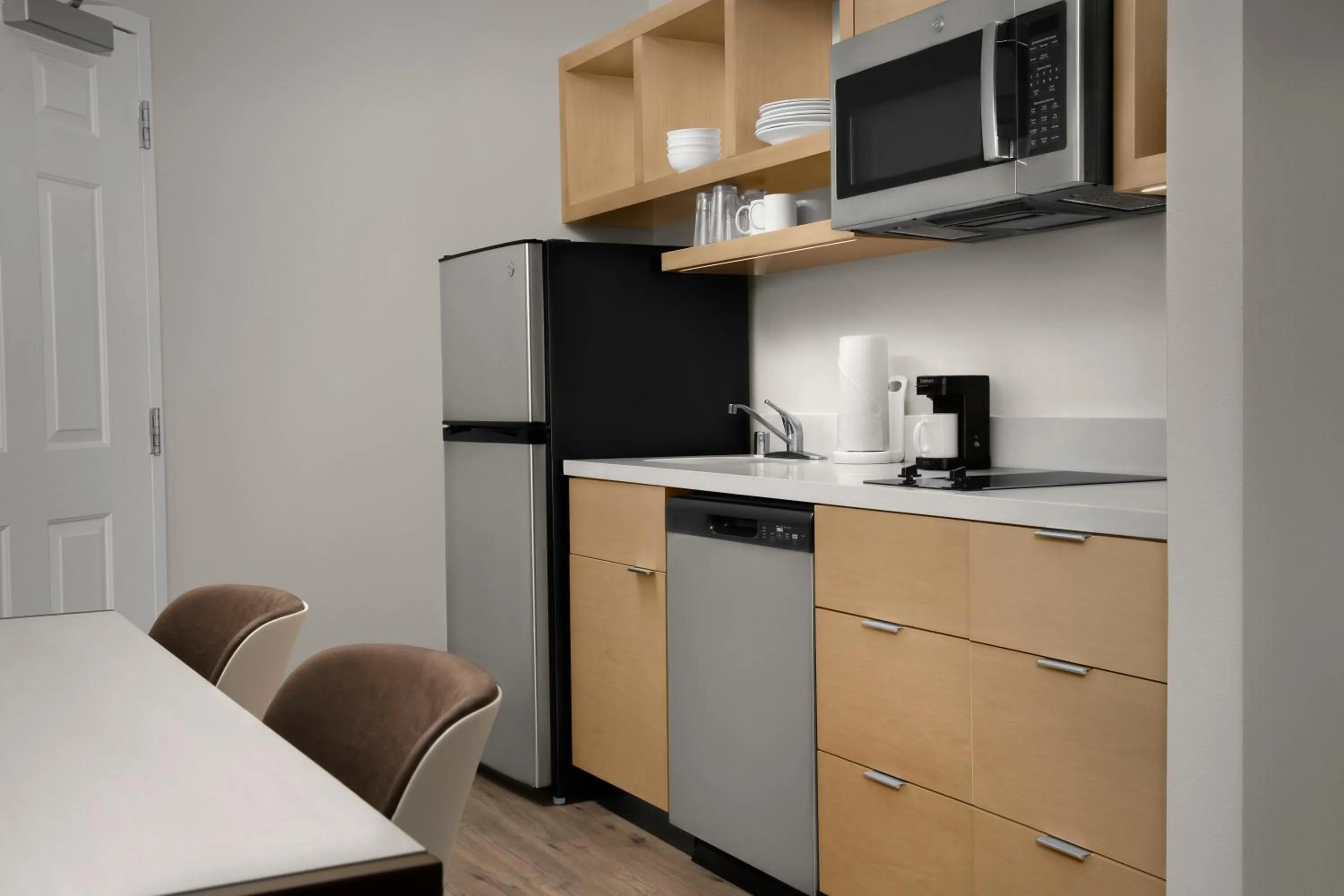 kitchen in TownePlace Suites Sacramento Cal Expo