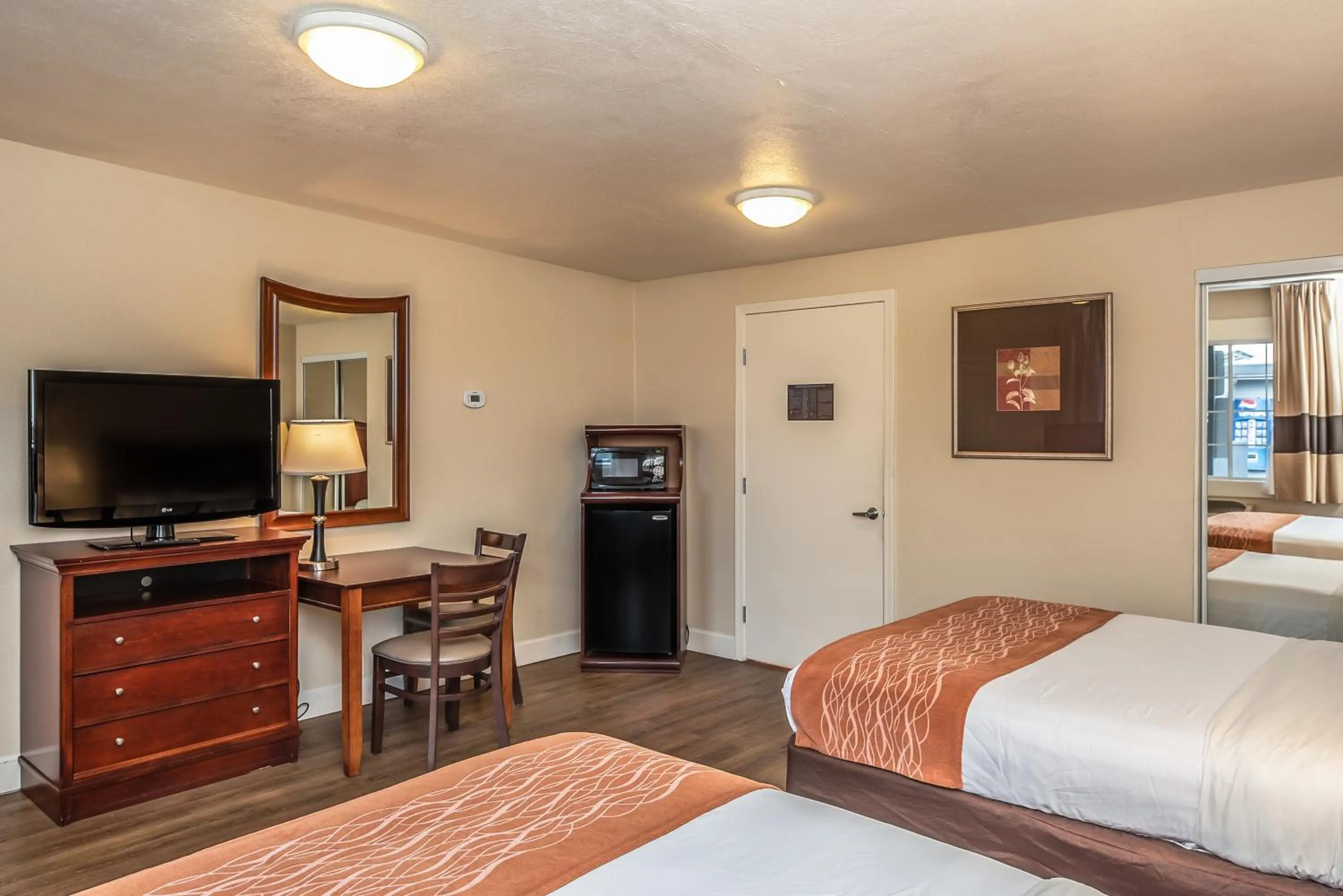 Bedroom, Bed in Blu Pacific Hotel