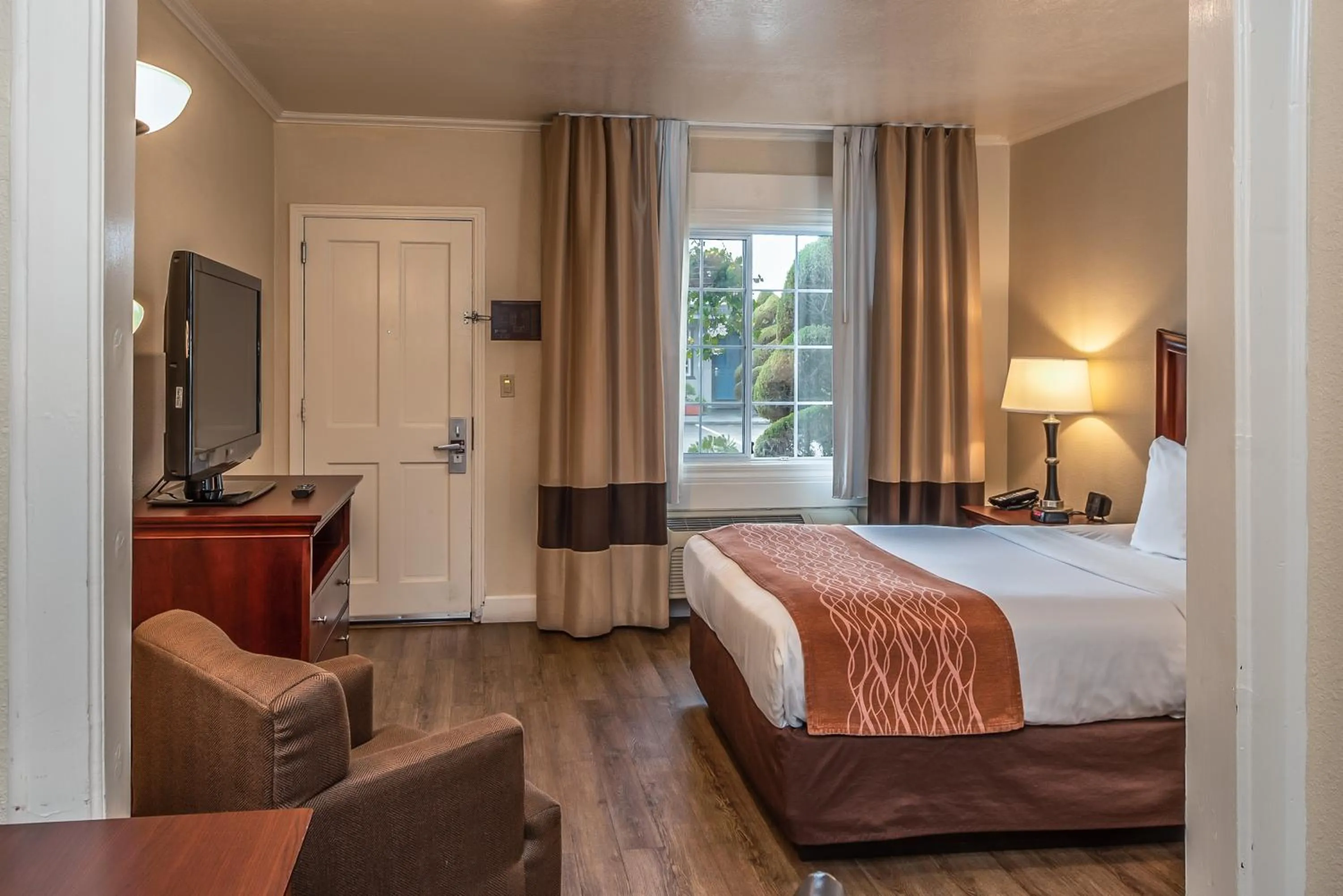 Photo of the whole room, Bed in Blu Pacific Hotel