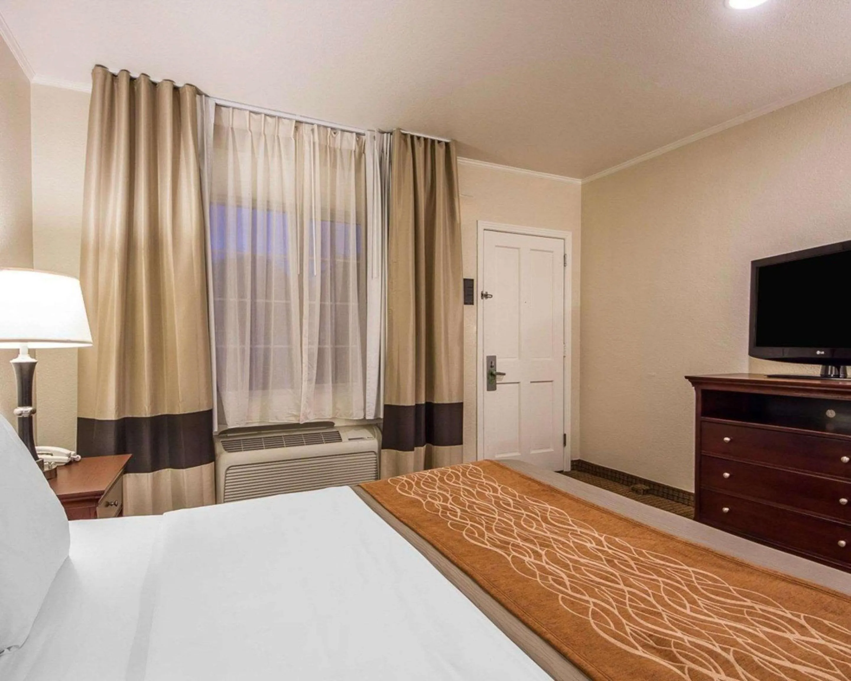 Photo of the whole room, Bed in Blu Pacific Hotel