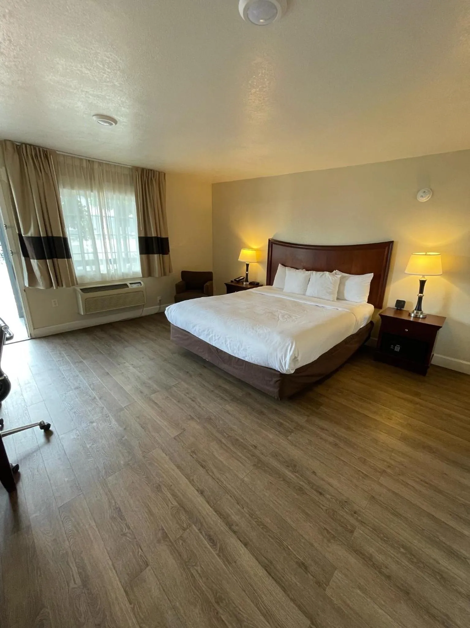 Photo of the whole room, Bed in Blu Pacific Hotel