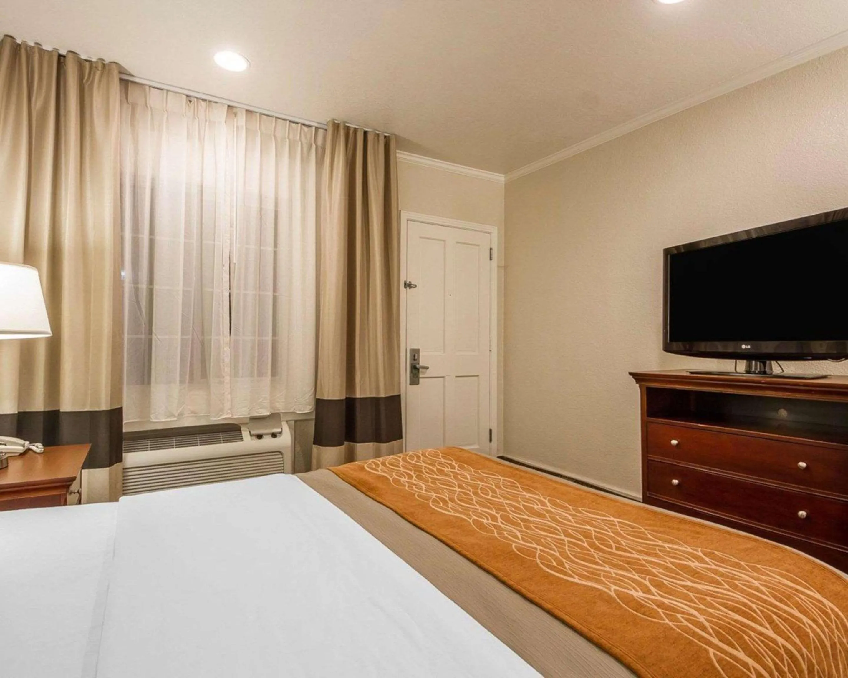 Photo of the whole room, Bed in Blu Pacific Hotel