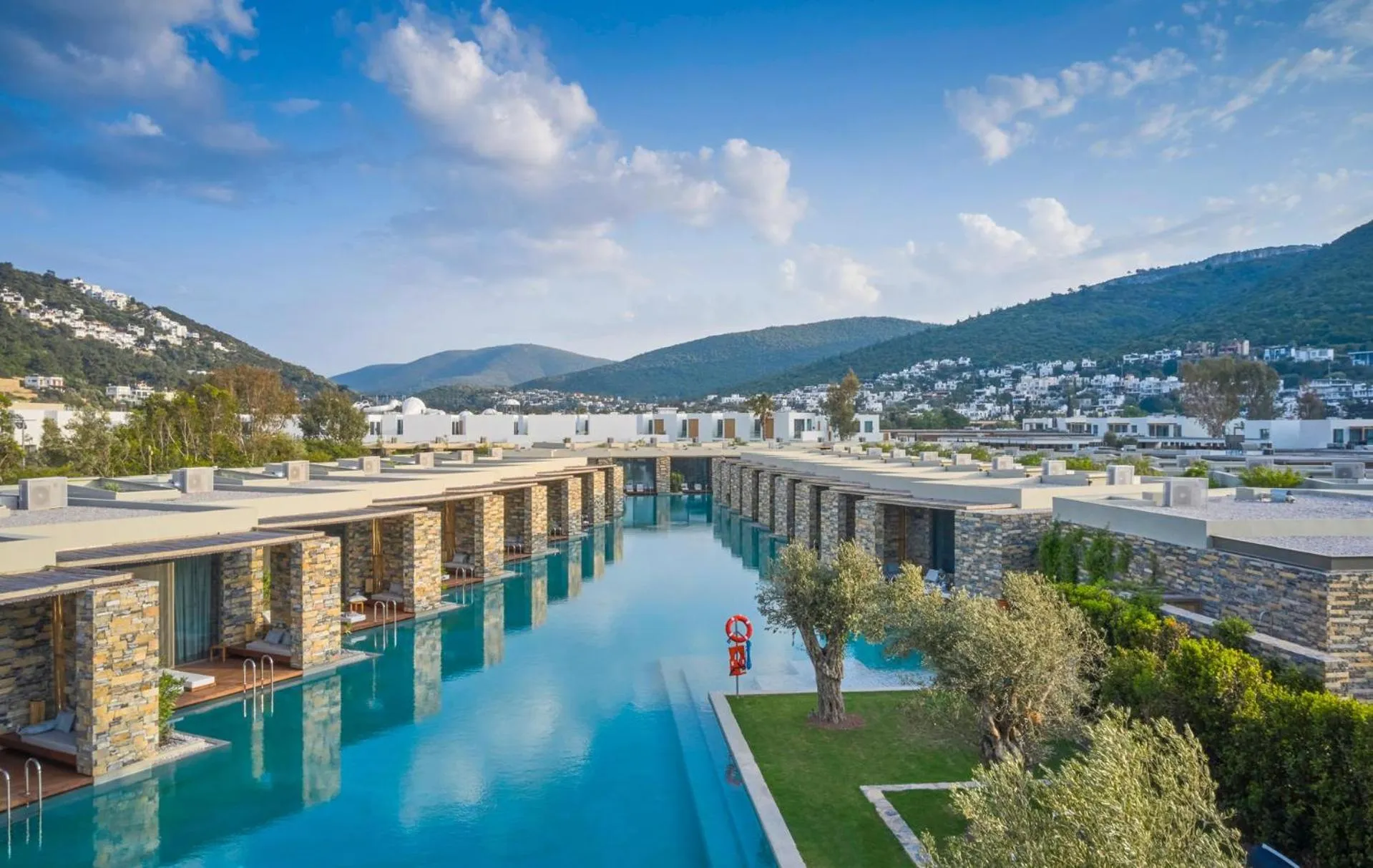 Swimming pool in Voyage Torba Hotel